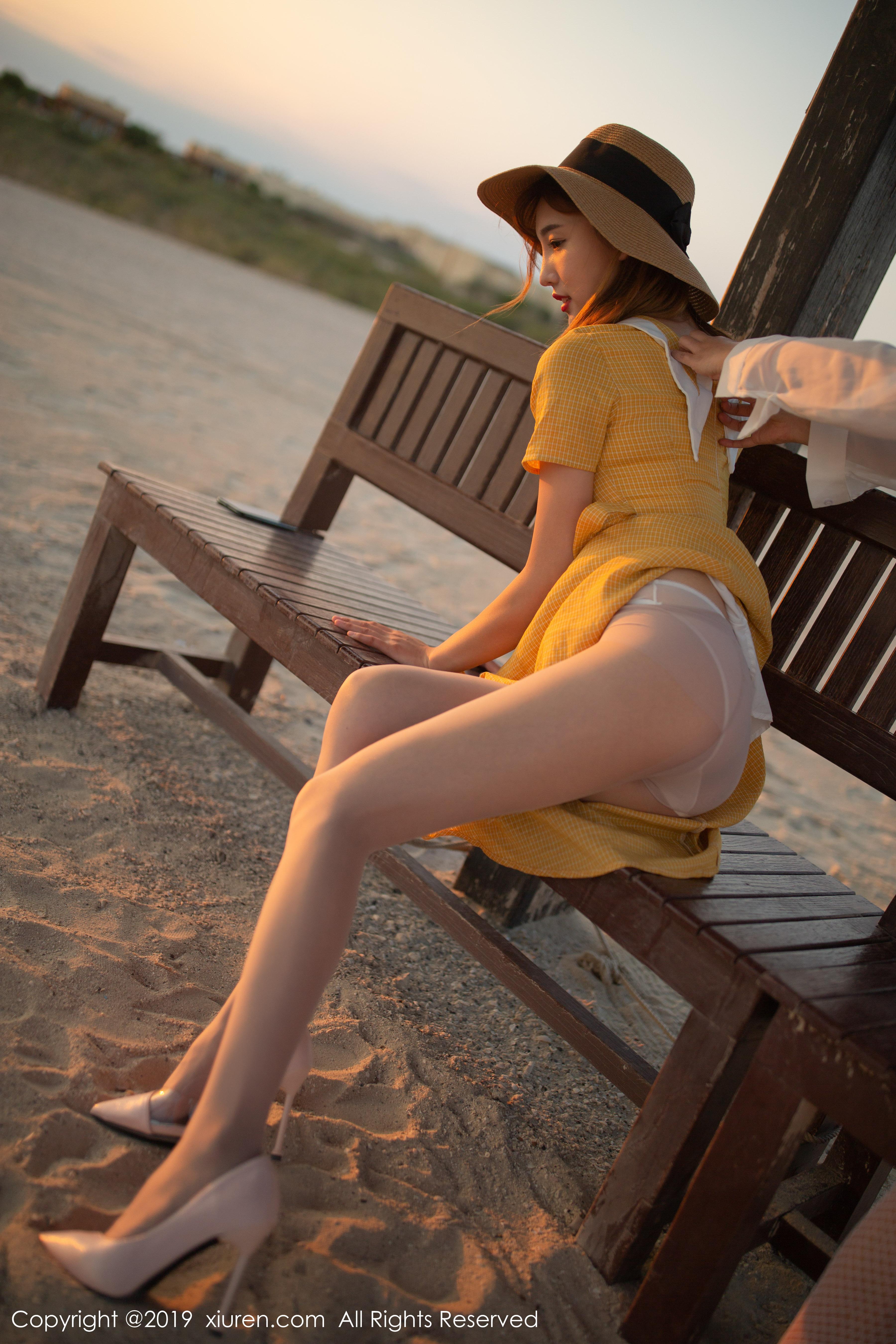 [XiuRen秀人网]XR20191128N01812 陆萱萱 黄色连衣裙与白色内衣加肉丝美腿性感私房写真集,