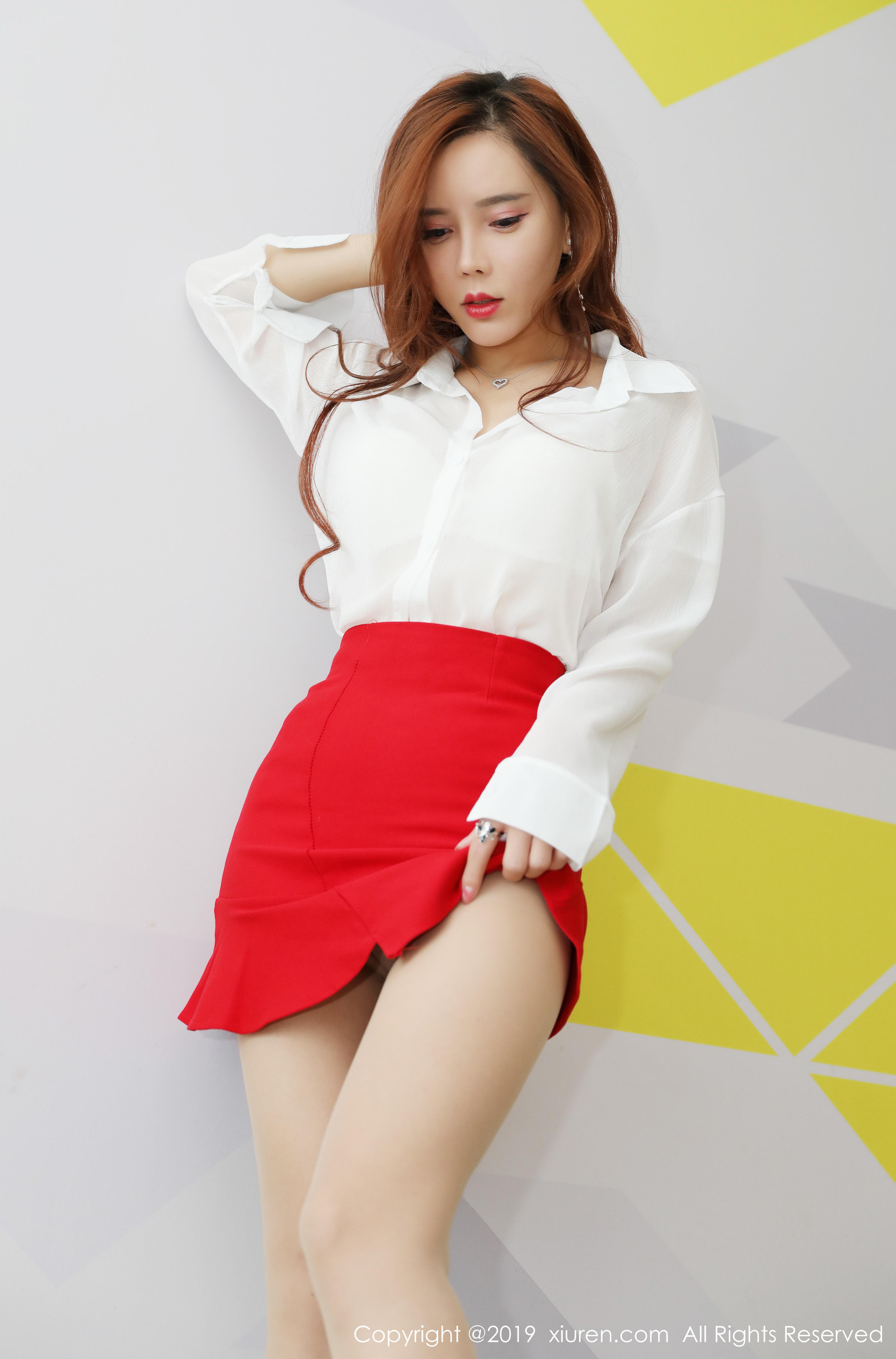 [XiuRen秀人网]XR20191225N01879 艾小青 白色衬衫与红色短裙加肉丝美腿性感私房写真集,