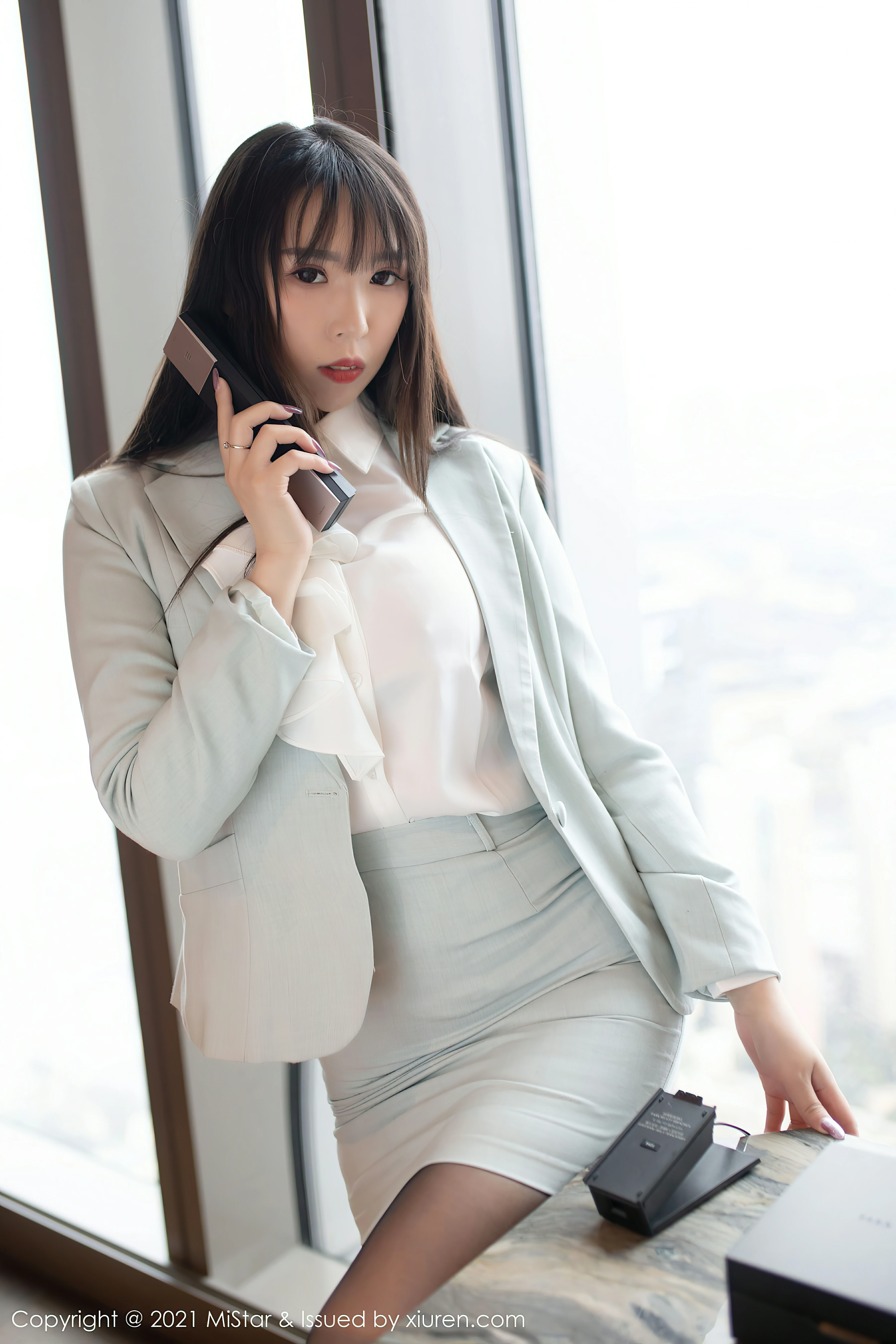 [MiStar魅妍社]MS20210323VOL0328 性感女秘书 小波多 灰色制服与短裙加黑丝美腿私房写真集,