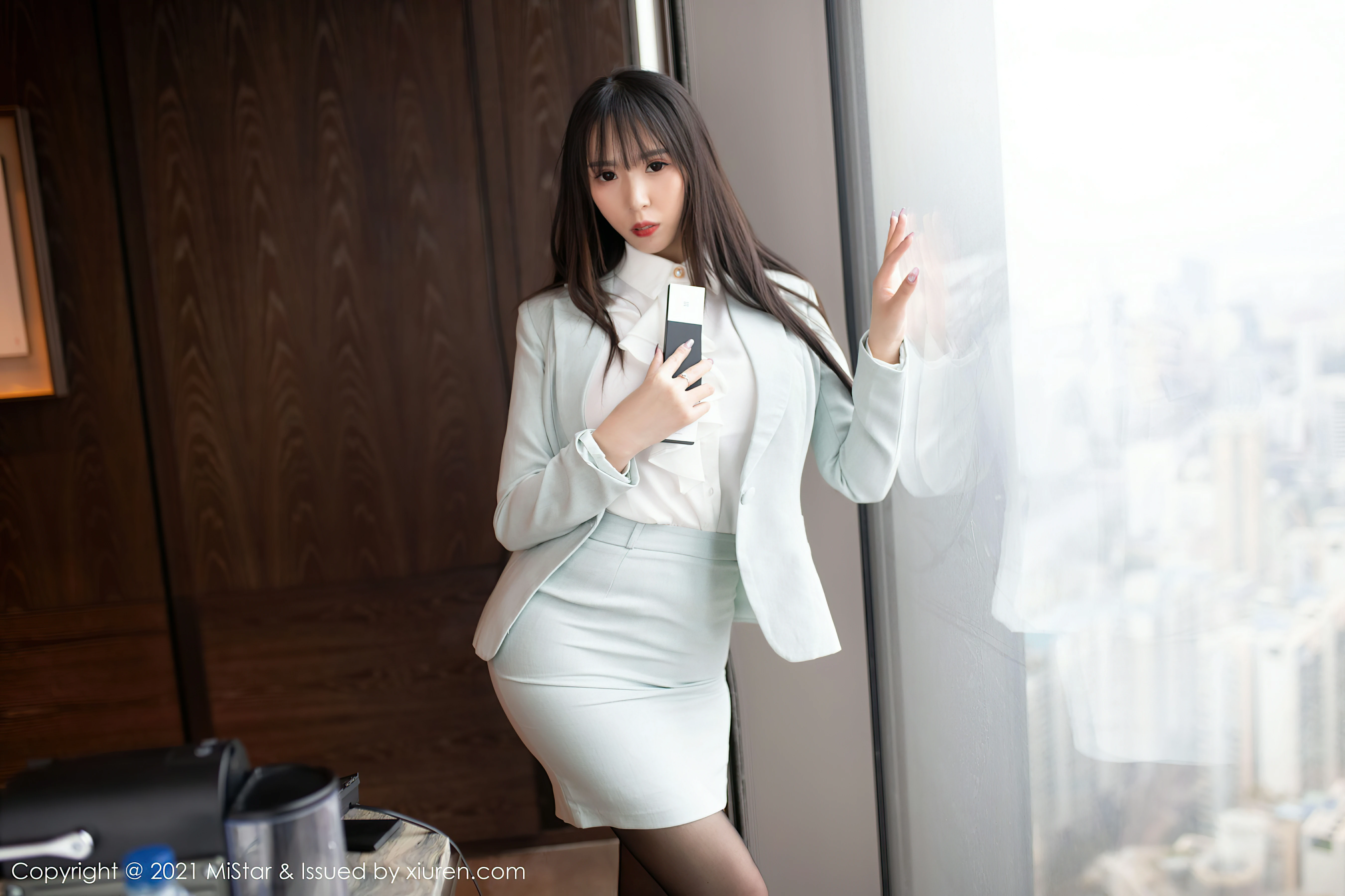 [MiStar魅妍社]MS20210323VOL0328 性感女秘书 小波多 灰色制服与短裙加黑丝美腿私房写真集,