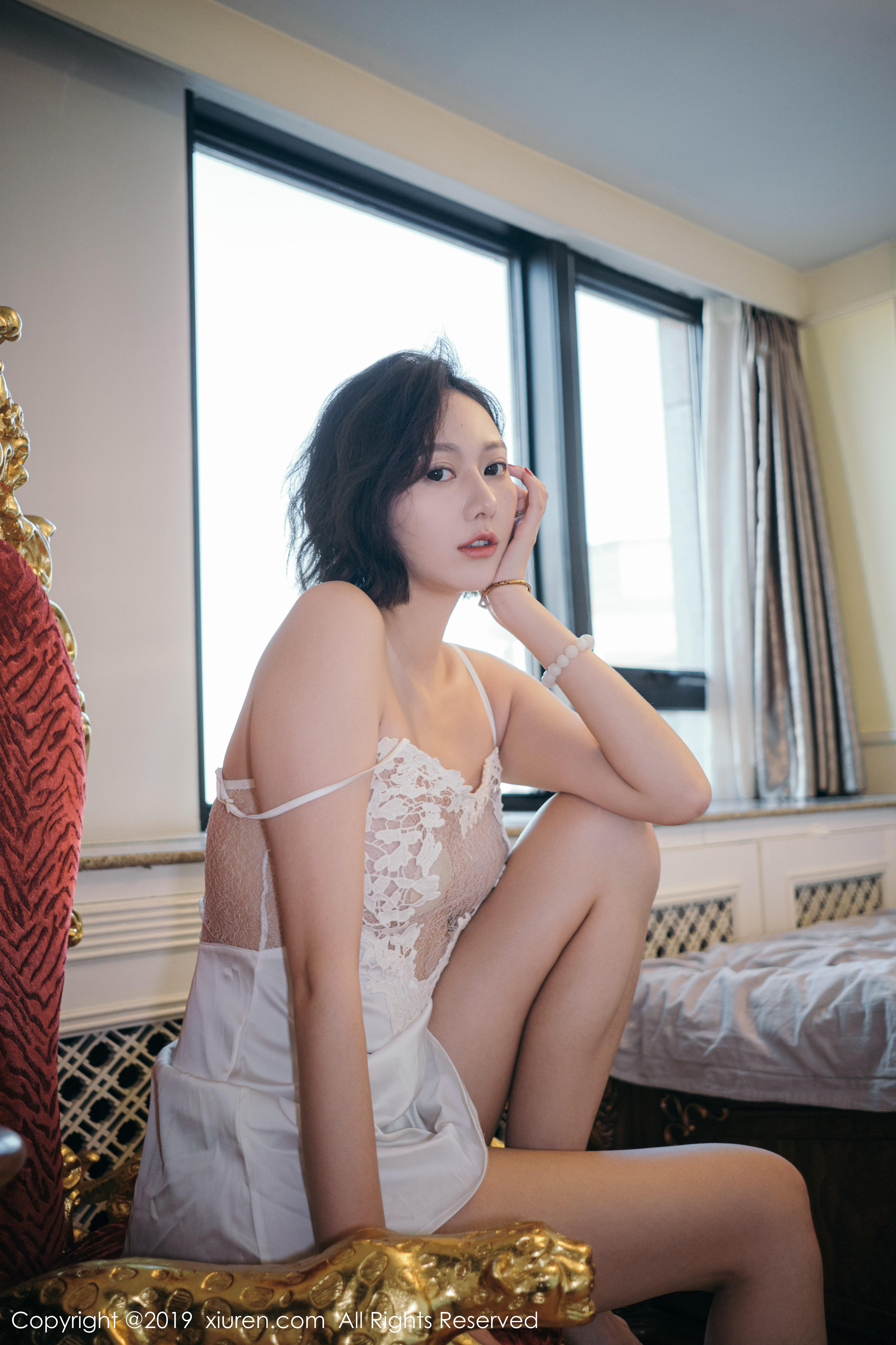 [XiuRen秀人网]XR20191230N01891 艺轩 白色蕾丝睡衣与粉色透视情趣内衣性感私房写真集,