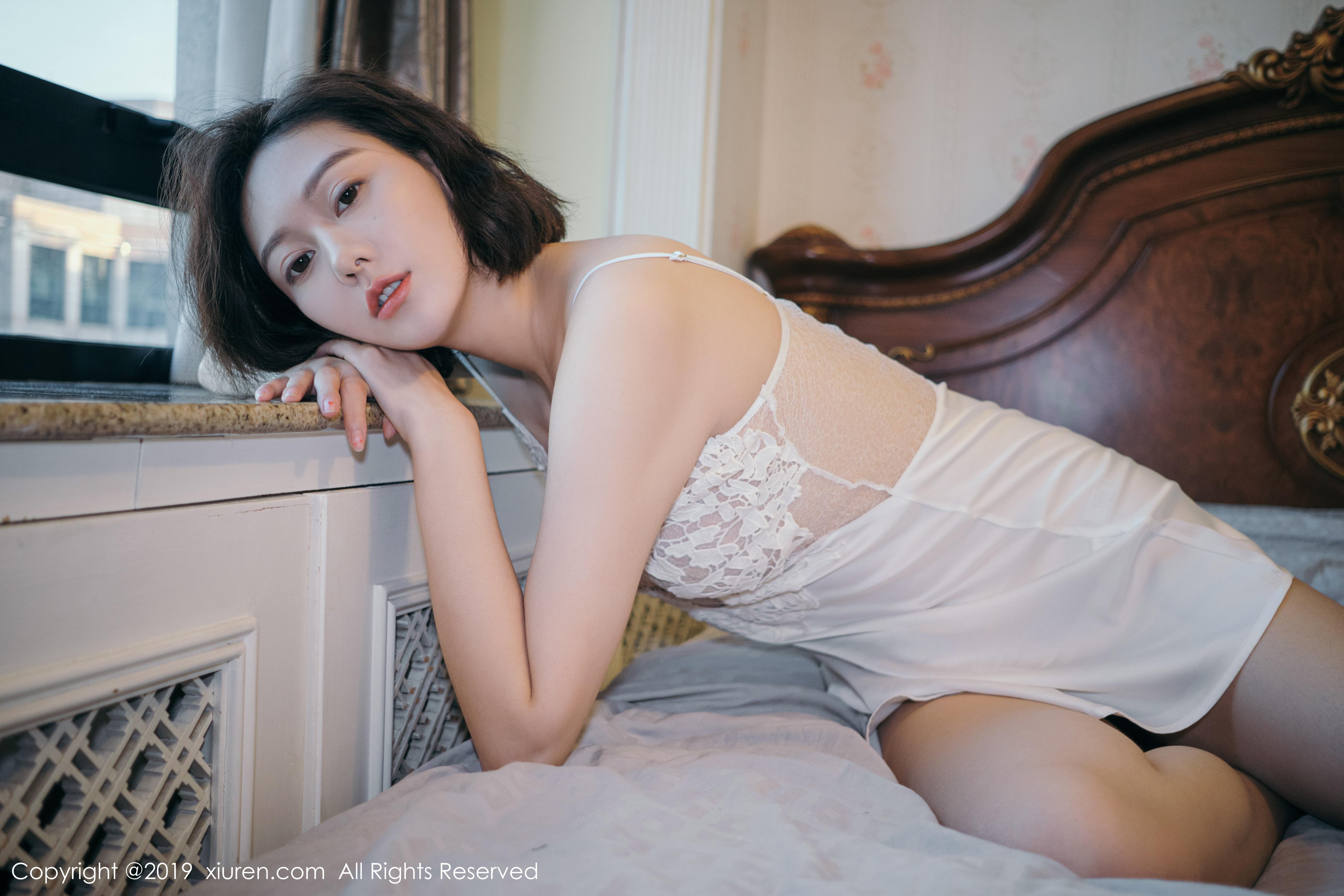 [XiuRen秀人网]XR20191230N01891 艺轩 白色蕾丝睡衣与粉色透视情趣内衣性感私房写真集,