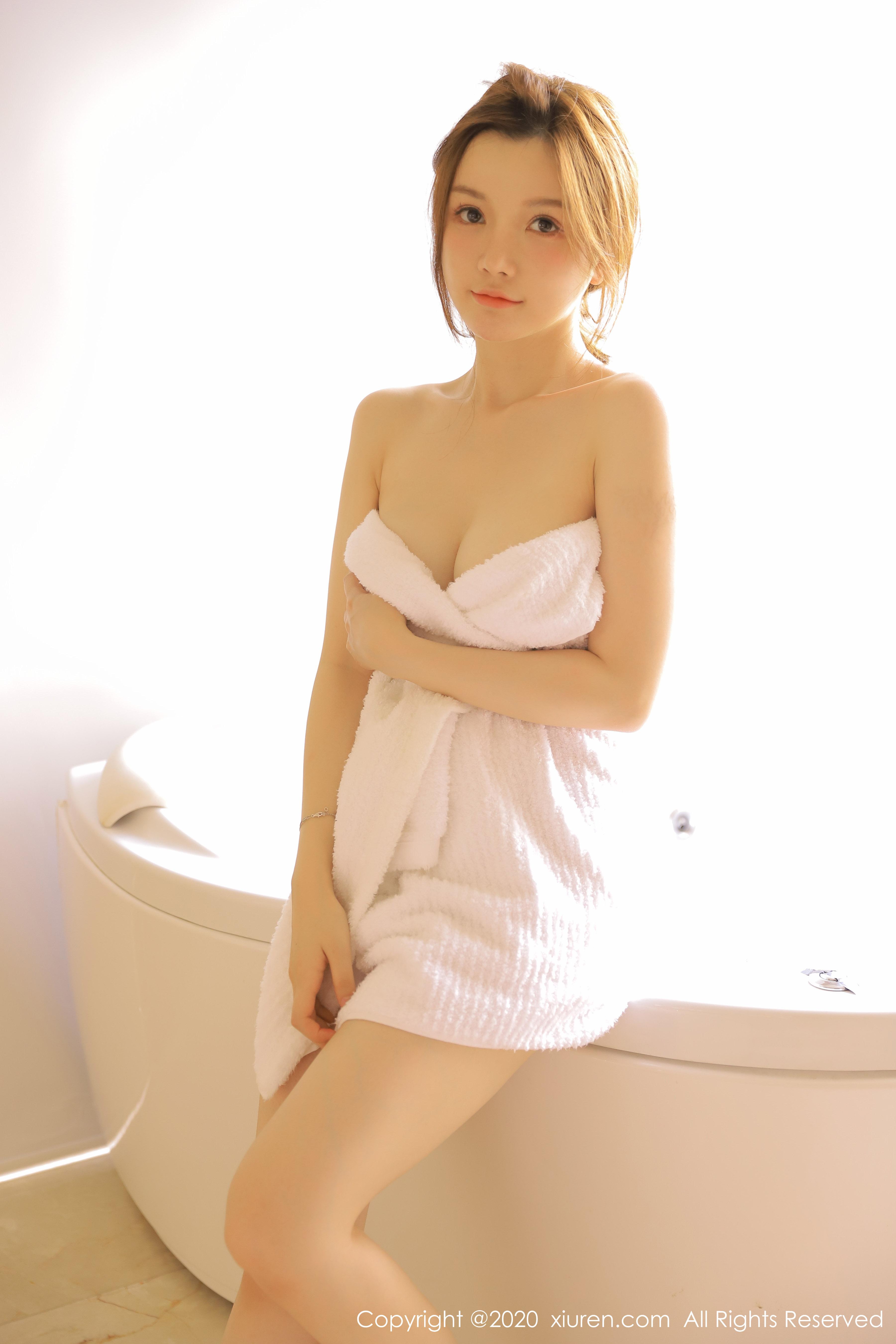 [XiuRen秀人网]XR20200221N01995 童颜巨乳 糯美子Mini 白色浴袍性感私房写真集,