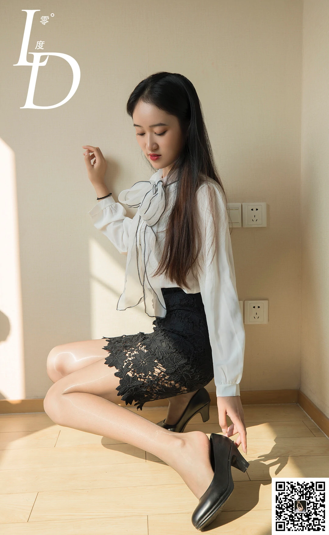[LD零度摄影]NO.027 模特一含 白色衬衫与黑色蕾丝短裙加肉丝美腿性感私房写真集,