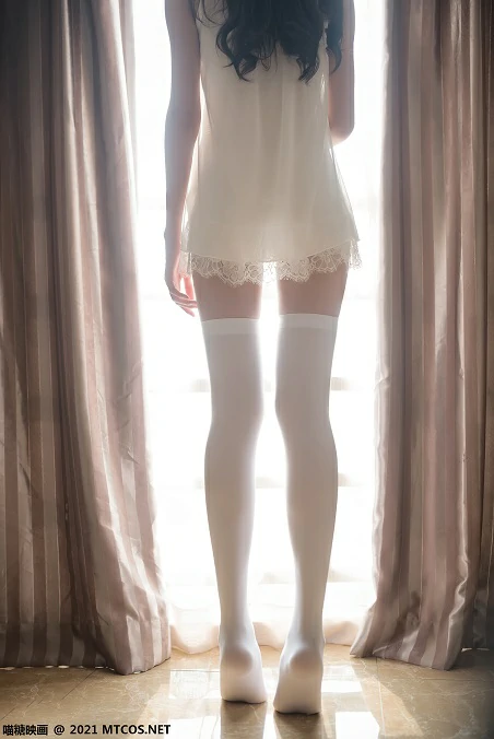 [喵糖映画]VOL.425 窗边清纯少女 白色蕾丝吊带内衣加白色丝袜美腿性感私房写真