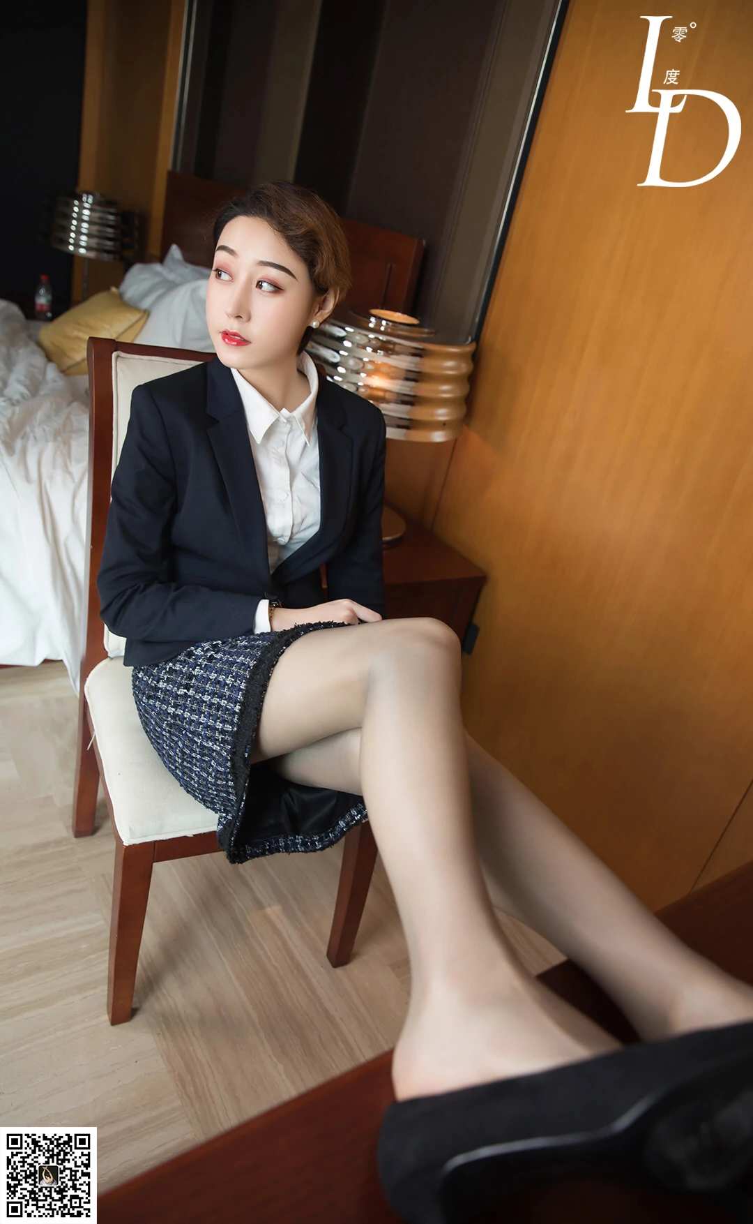 [LD零度摄影]NO.038 性感女秘书 模特依婷 黑色制服与短裙加黑丝美腿私房写真集,