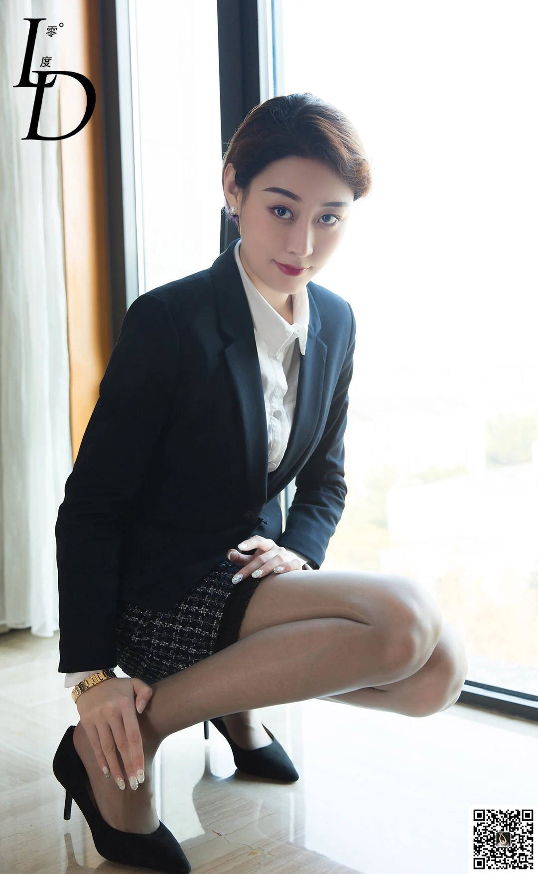 [LD零度摄影]NO.038 性感女秘书 模特依婷 黑色制服与短裙加黑丝美腿私房写真集,