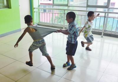 河南5岁男童被弃幼儿园1个月 爸爸被抓亲戚不管
