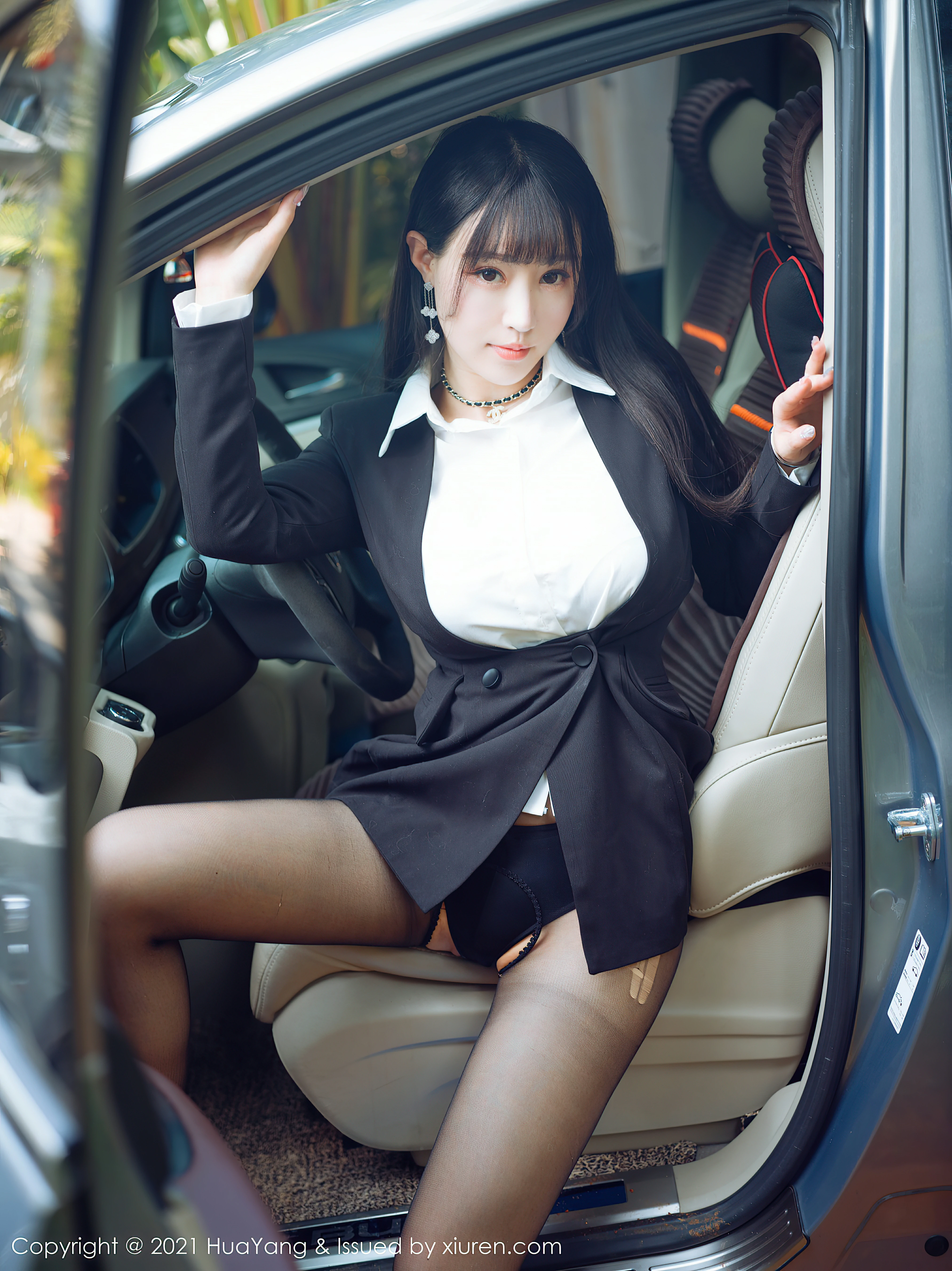 [HuaYang花漾show]HYG20210401VOL0383 朱可儿Flower 黑色制服与短裙加黑丝美腿性感私房写真集,