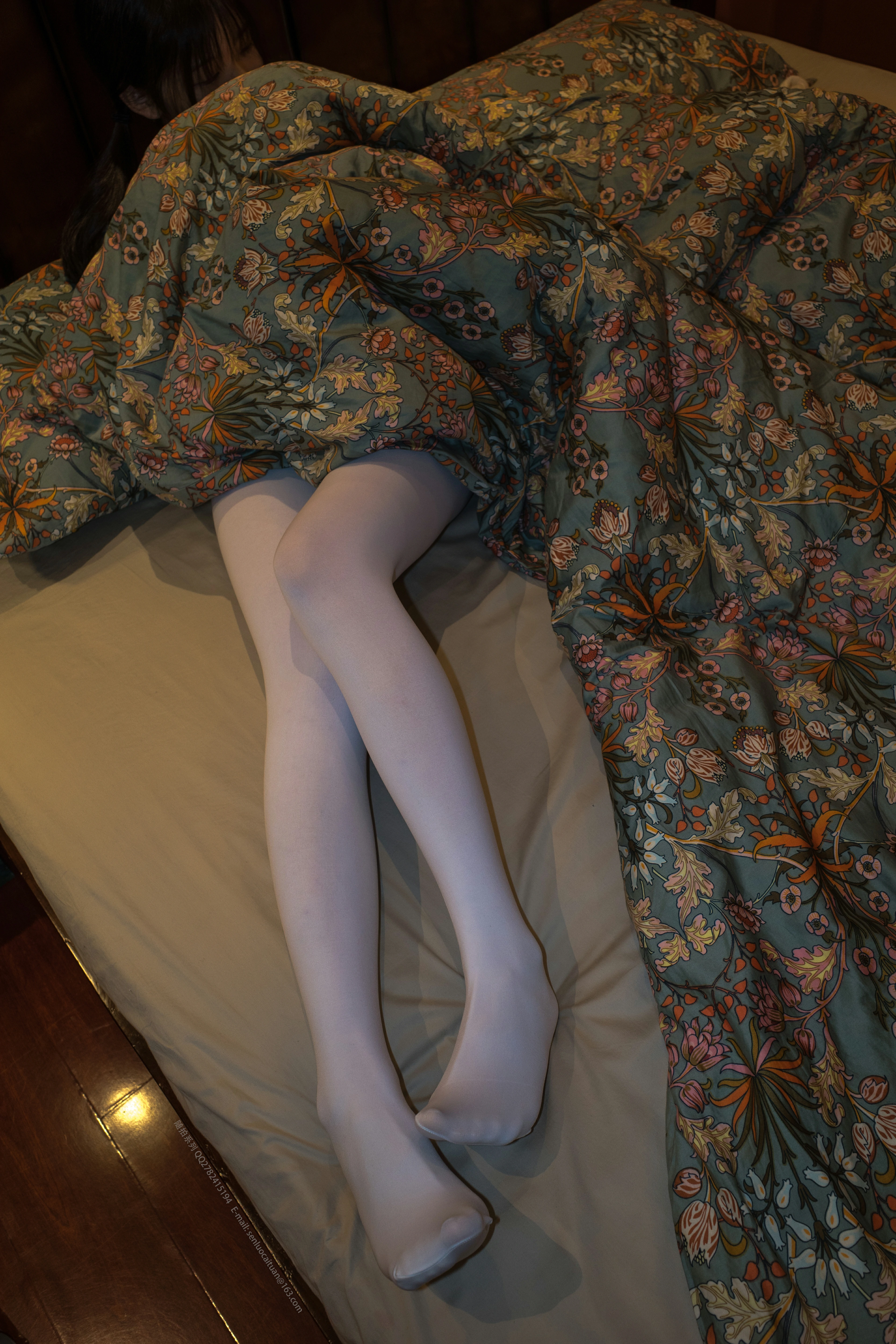 [森萝财团]随拍01 别墅萝莉小学生 白色旗袍与内衣加白色丝袜美腿性感私房写真集,