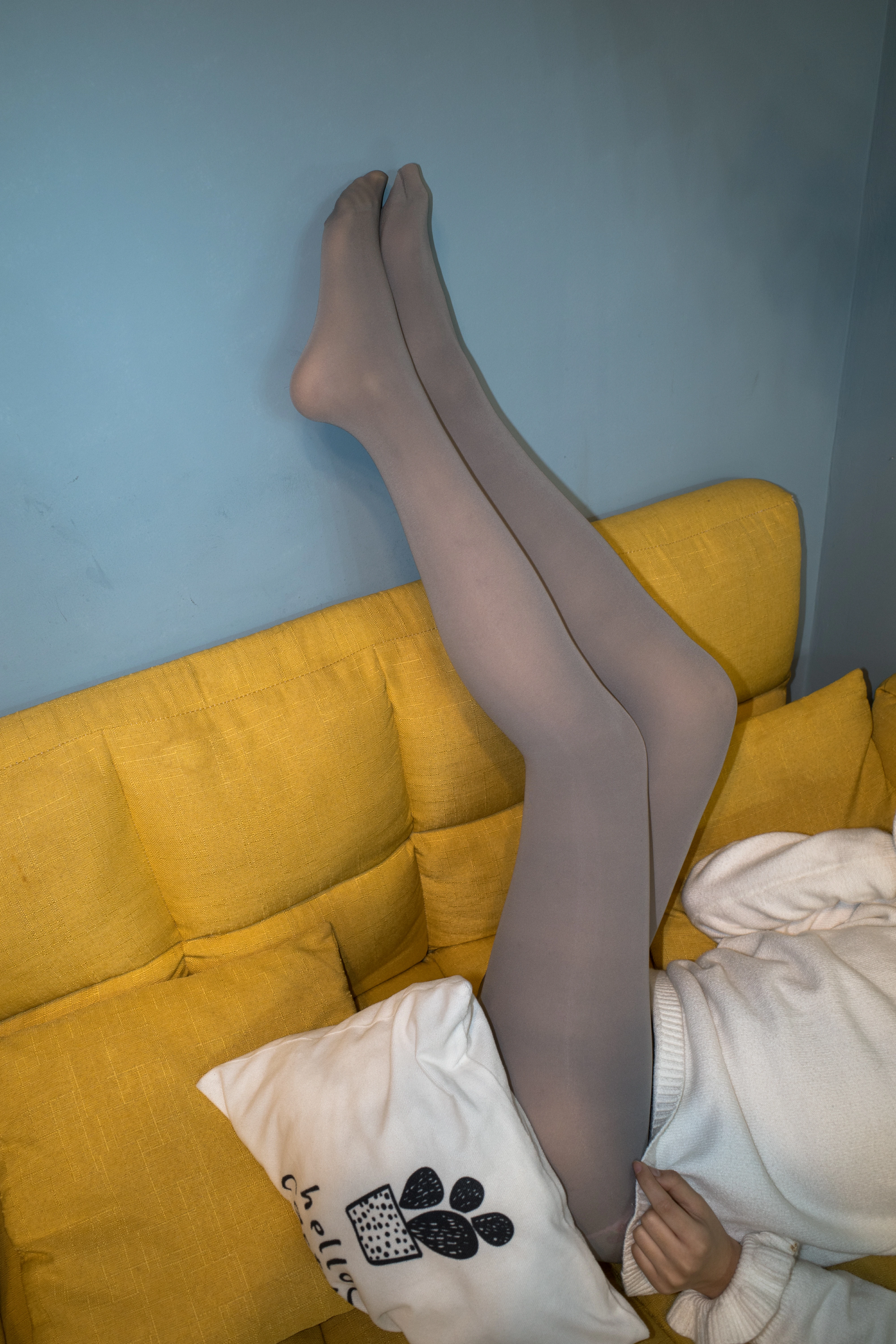[森萝财团]随拍02 酒店萝莉小学生 白色短袖加灰丝美腿性感私房写真集,