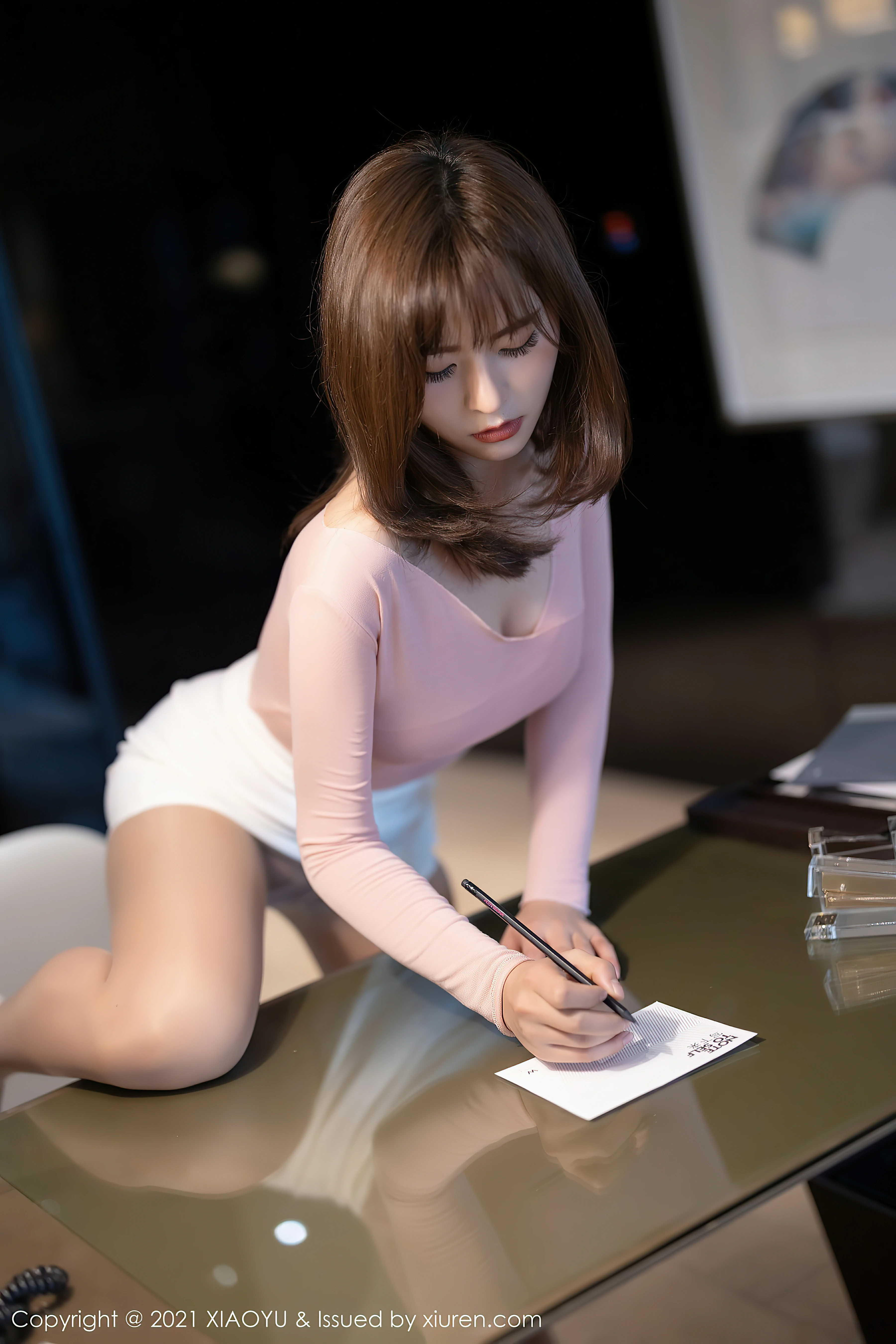[XIAOYU语画界]YU20210422VOL0513 奈沐子 粉色紧身上衣与白色短裙加肉丝美腿性感私房写真集,