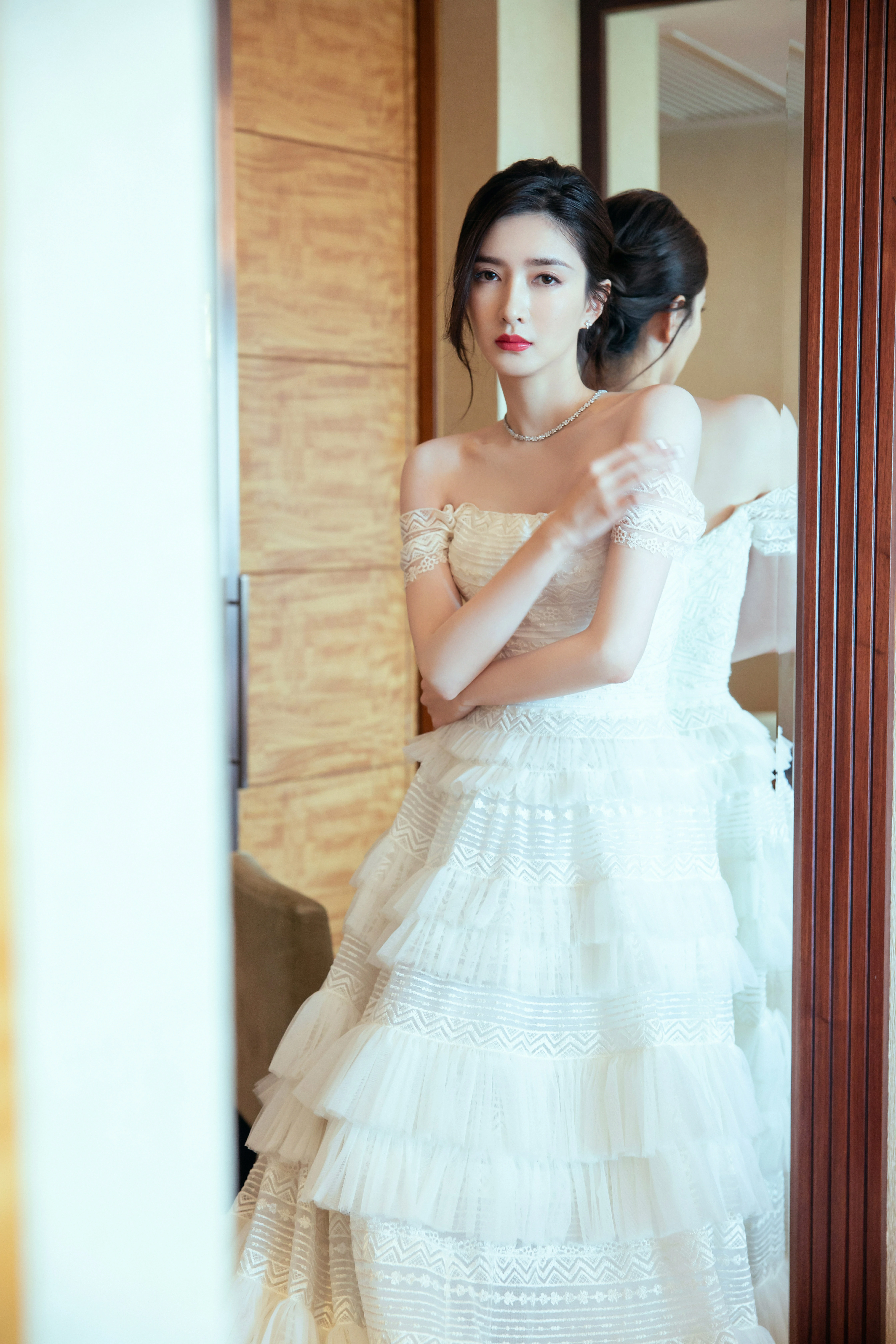 江疏影穿纯白蛋糕裙温婉优雅 自侃戴上头纱就可以结婚了,
