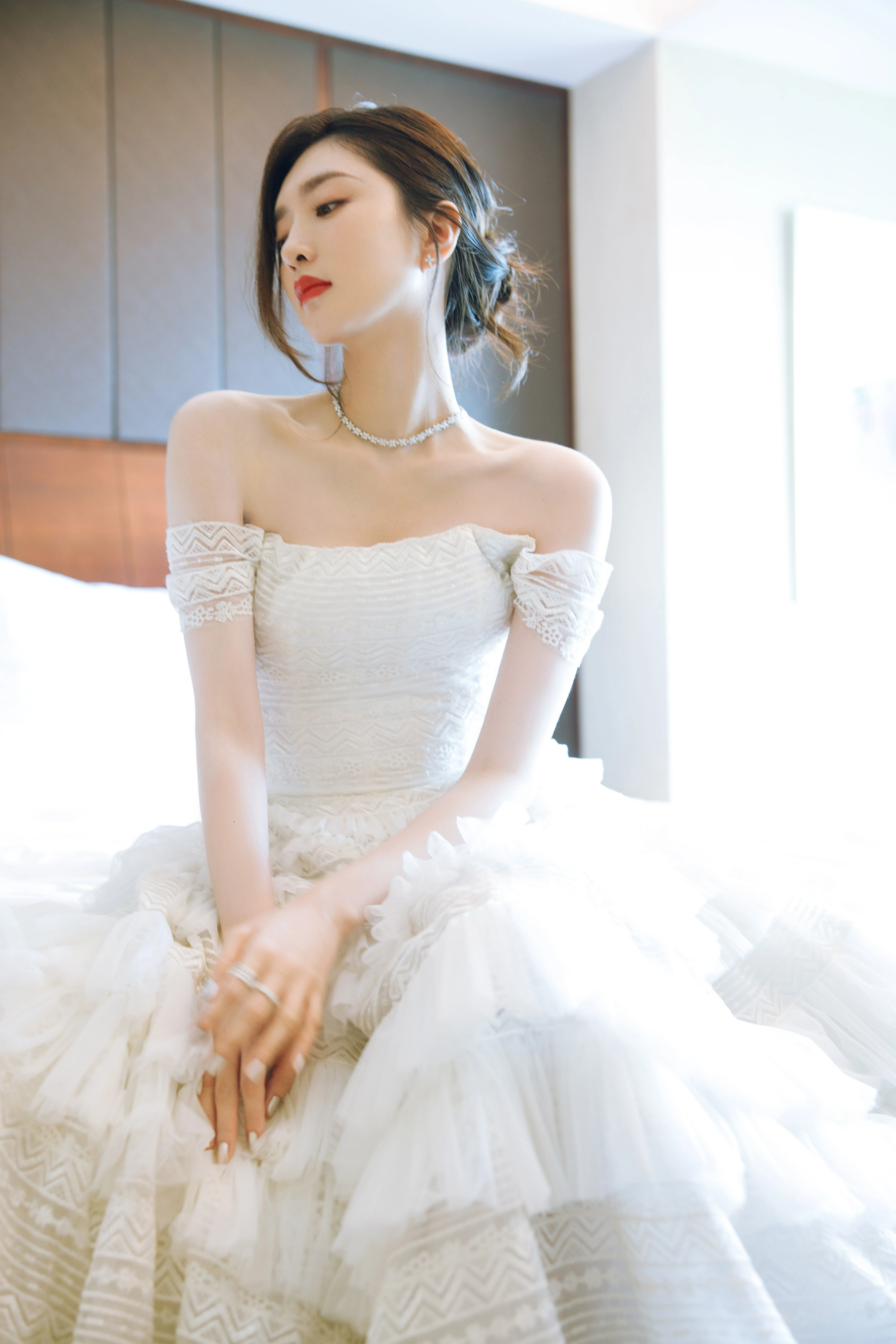 江疏影穿纯白蛋糕裙温婉优雅 自侃戴上头纱就可以结婚了,