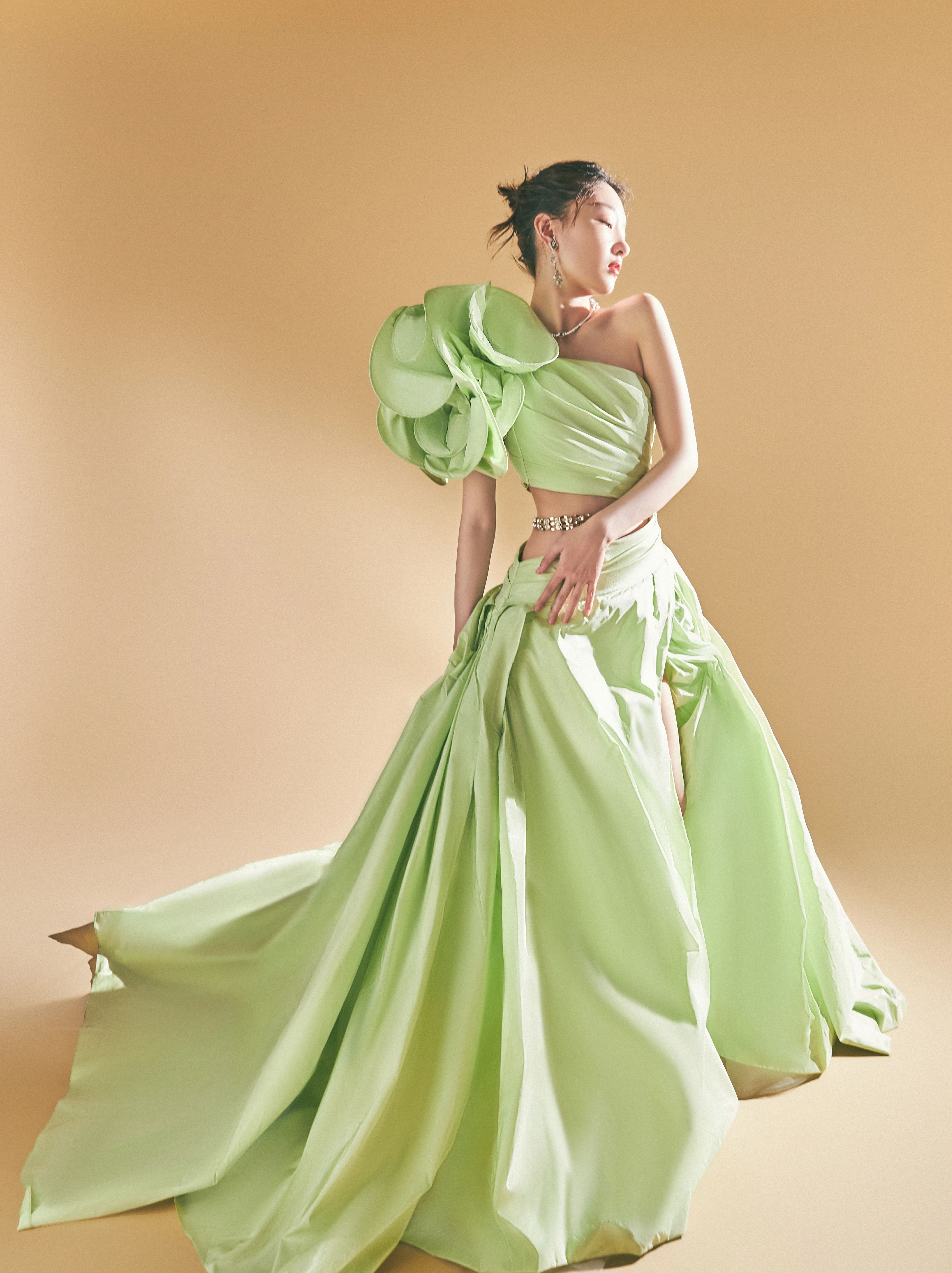 周冬雨上影节红毯造型图曝光 绿色拖地长裙清新优雅,