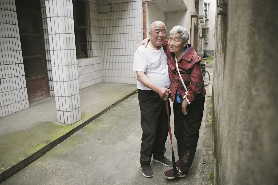 他将自己和老伴捆绑在一起去社区康复锻炼 黄石老爹深情照料瘫痪妻子11年