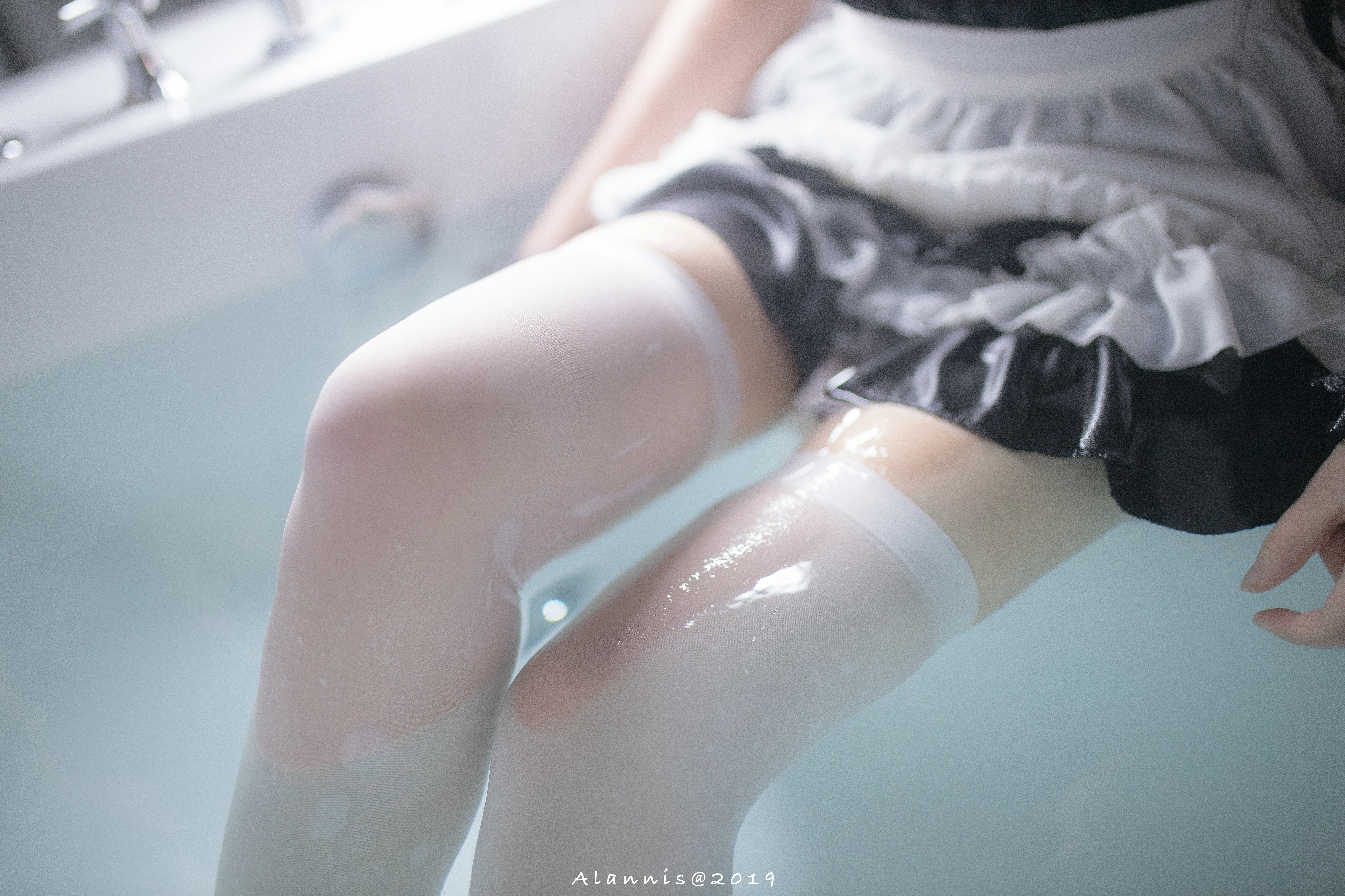 水下湿身女仆 雪琪 黑色透视情趣制服加白色丝袜美腿性感私房写真集,