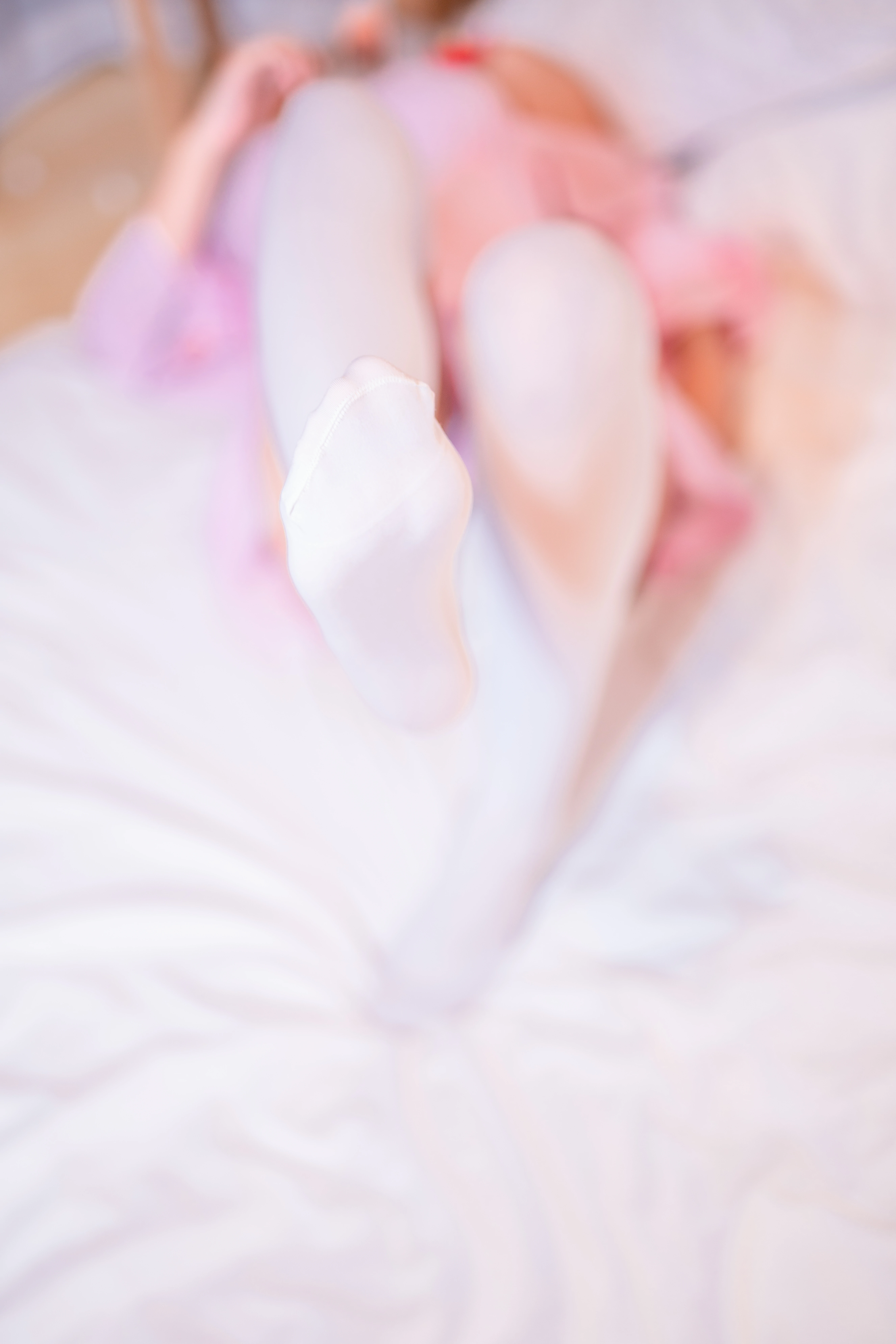 艾米莉亚的粉色睡衣 蠢沫沫 白色丝袜美腿性感私房写真集,