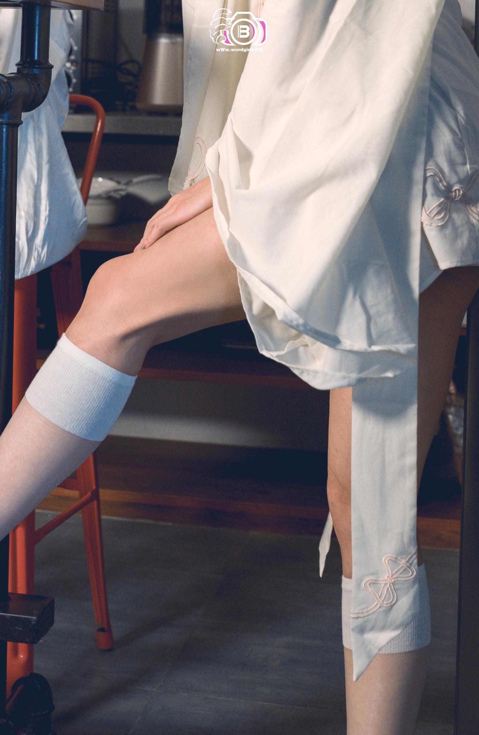 [TouTiao头条女神]2019.11.09 草莓酱和柠檬酱的单身派对：柠檬酱 白色睡衣加吊带内衣性感私房写真集,