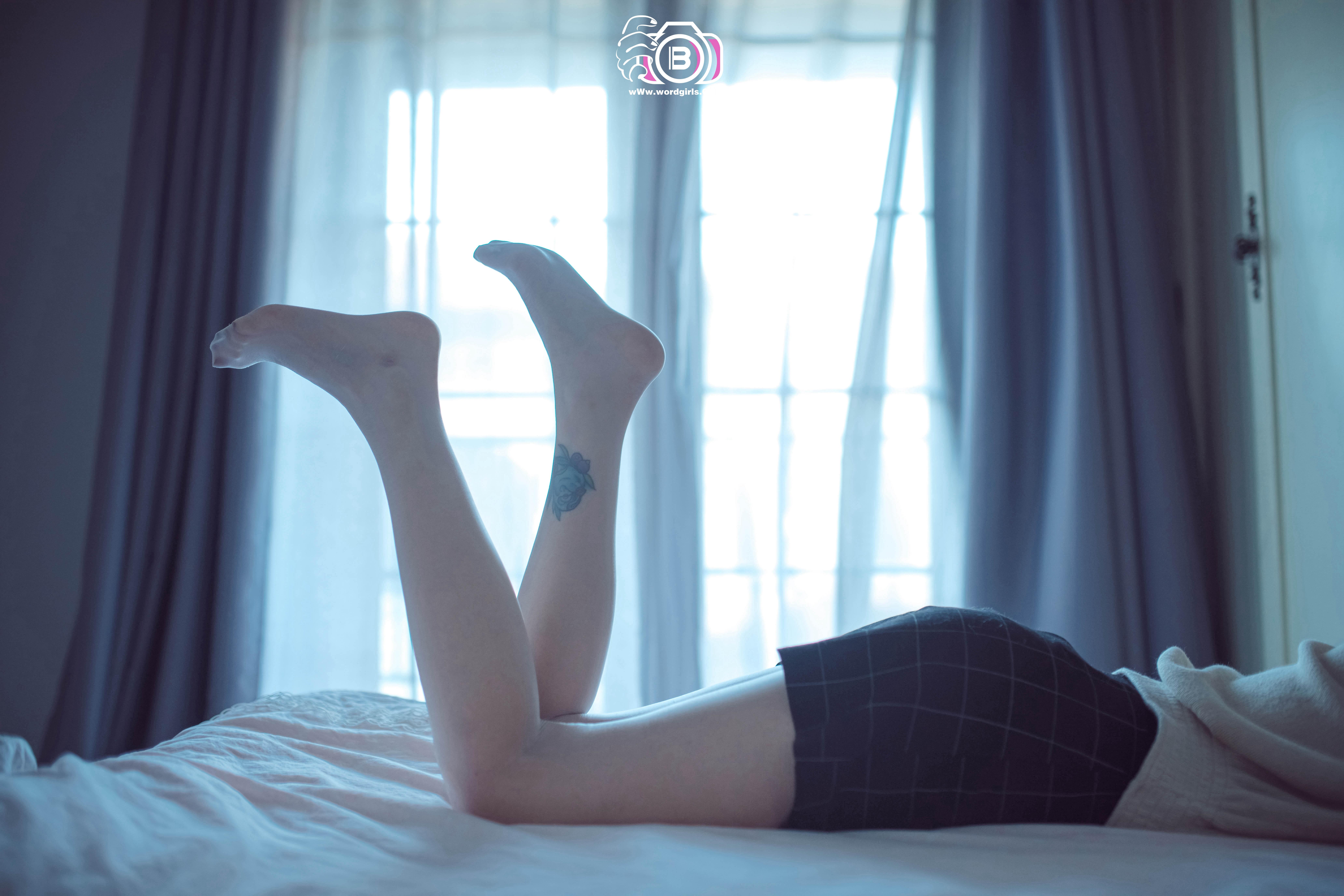 [TouTiao头条女神]2019.11.22 美女主播李温柔的涨粉日记 黑色短裙加肉丝美腿性感私房写真集,