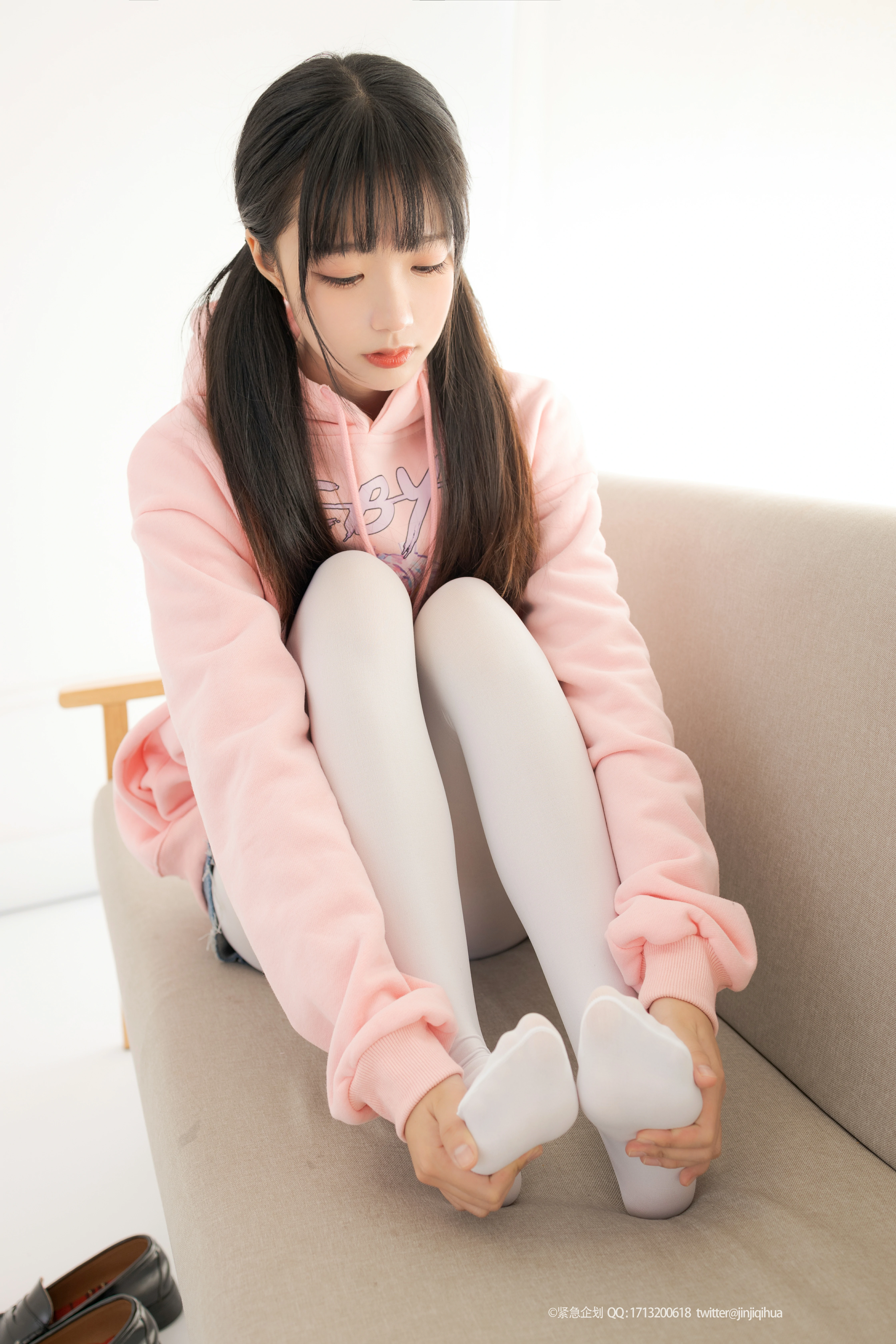 [紧急企划]NO.012 出境妹子：一只喵喵梓 粉色卫衣与牛仔热裤加白色丝袜美腿性感私房写真集,