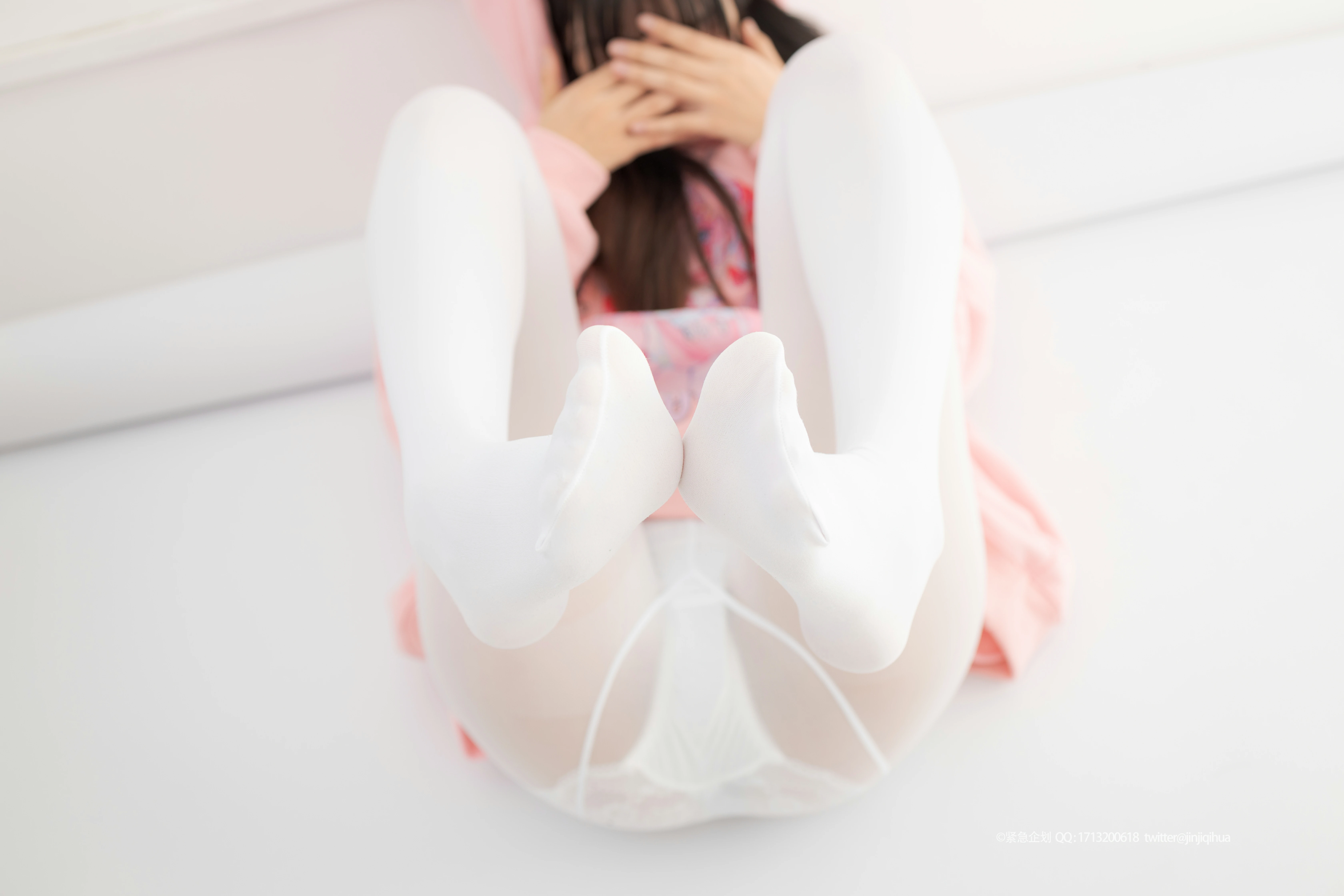 [紧急企划]NO.012 出境妹子：一只喵喵梓 粉色卫衣与牛仔热裤加白色丝袜美腿性感私房写真集,