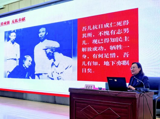 2021年4月9日，崔韶光在太原市一所小学给教师们上党课。（记者 王学涛 摄）