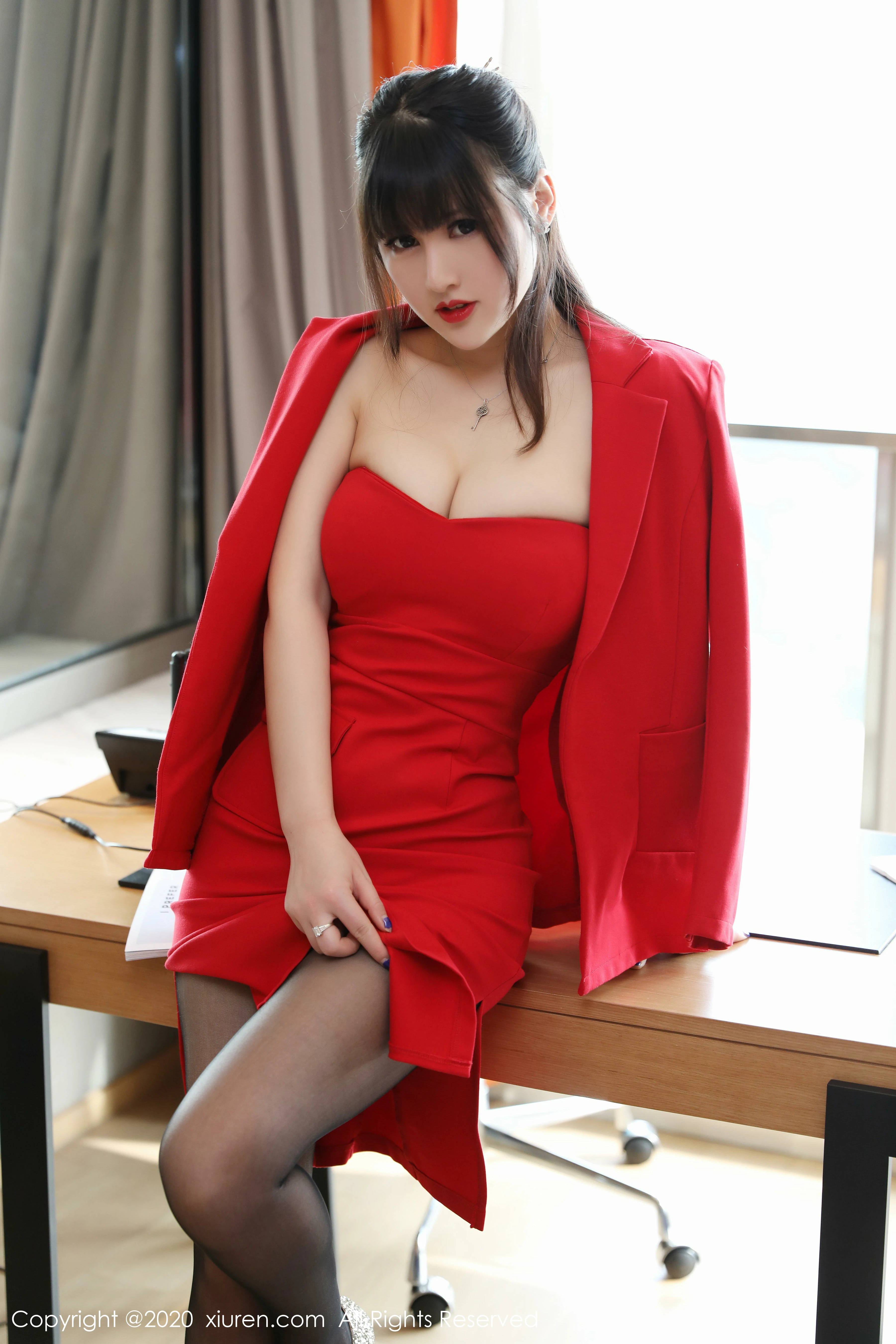 [XiuRen秀人网]XR20200323N02087 诗诗kiki 红色外套与抹胸连衣裙加黑丝美腿性感私房写真集,