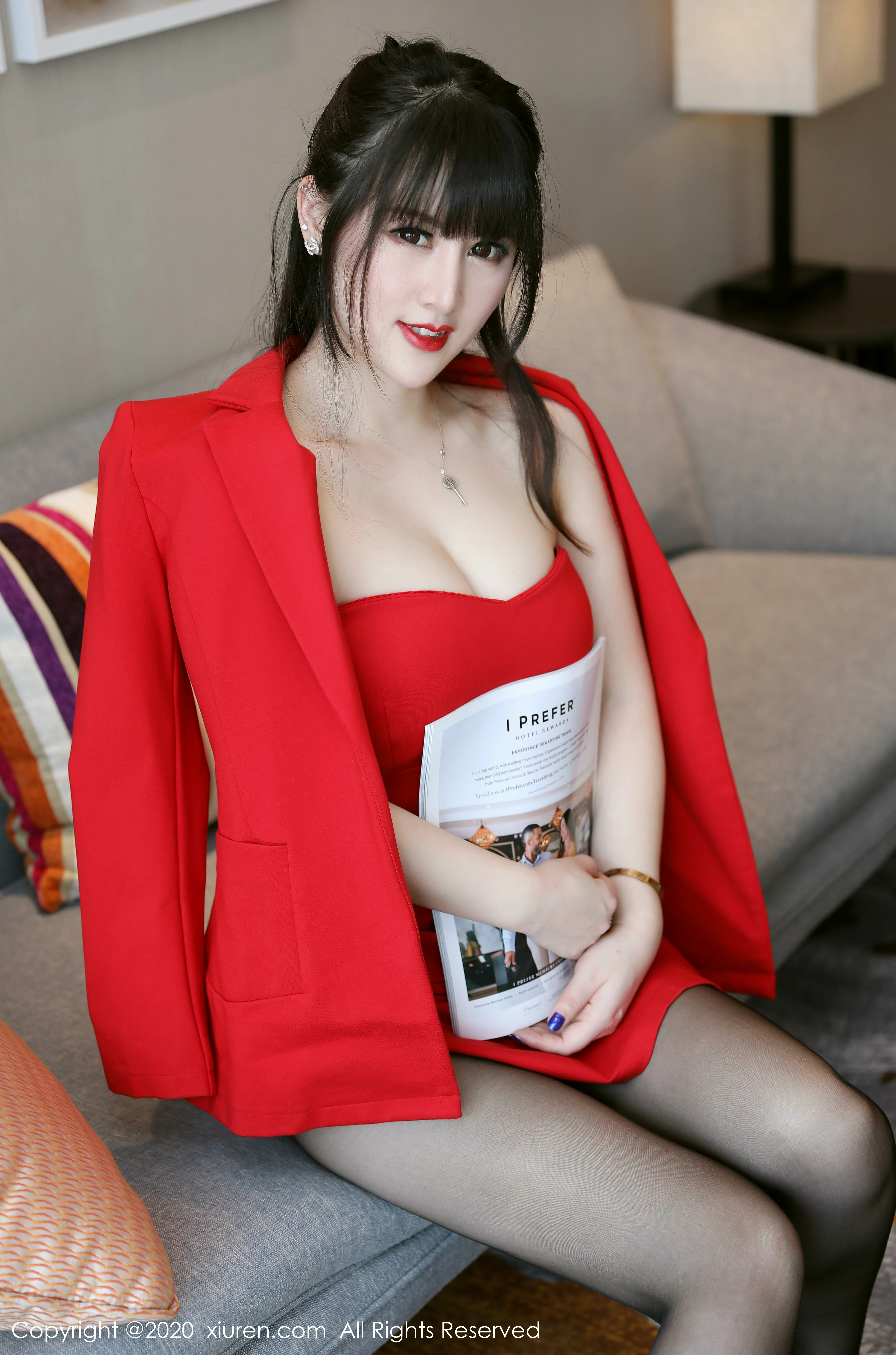 [XiuRen秀人网]XR20200323N02087 诗诗kiki 红色外套与抹胸连衣裙加黑丝美腿性感私房写真集,