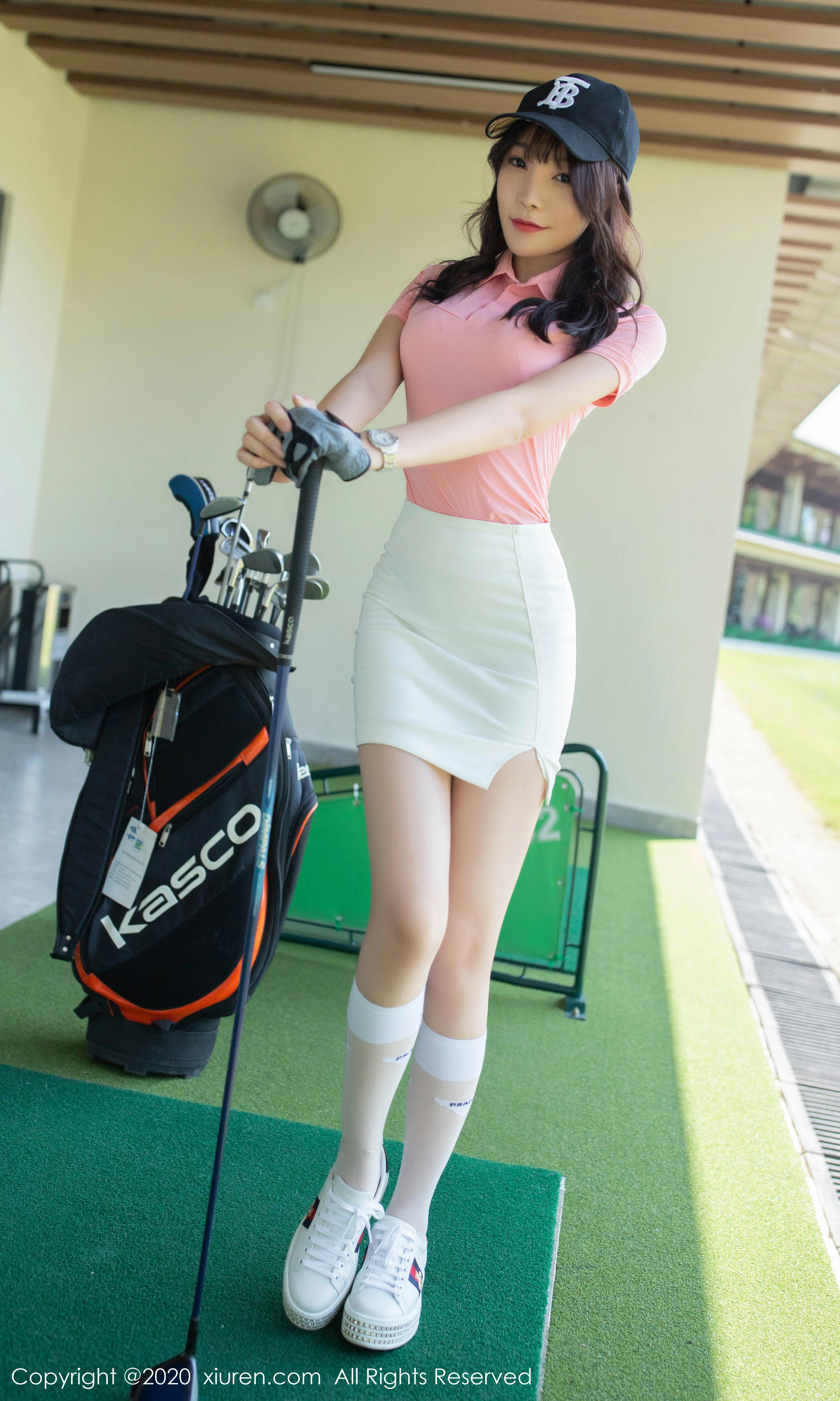 [XiuRen秀人网]XR20200323N02091 高尔夫女童 芝芝Booty 粉色短袖加白色短裙性感私房写真集,
