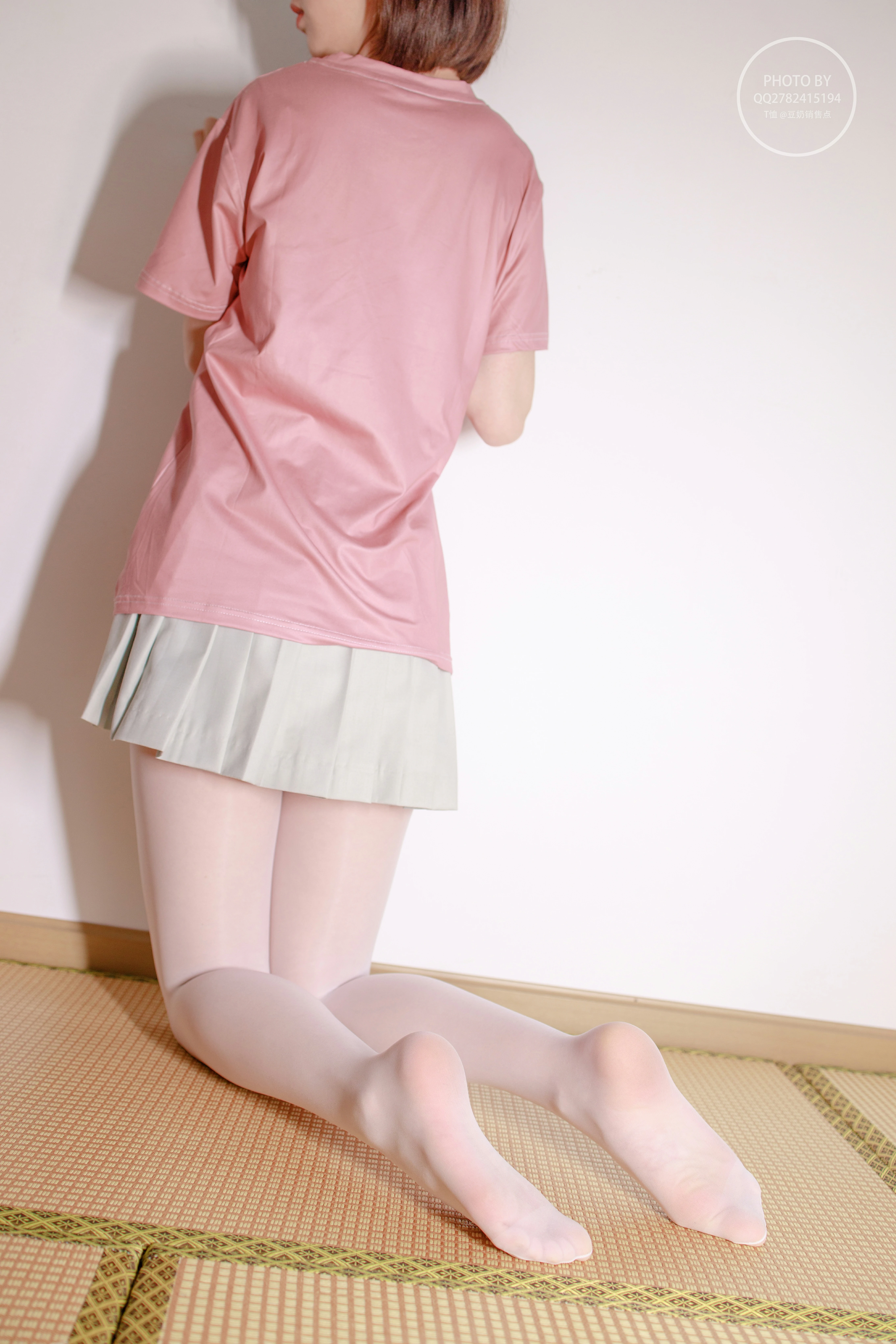[森萝财团]無料004 凉席上的清纯少女 粉色短袖与灰色短裙加肉丝美腿性感私房写真集,