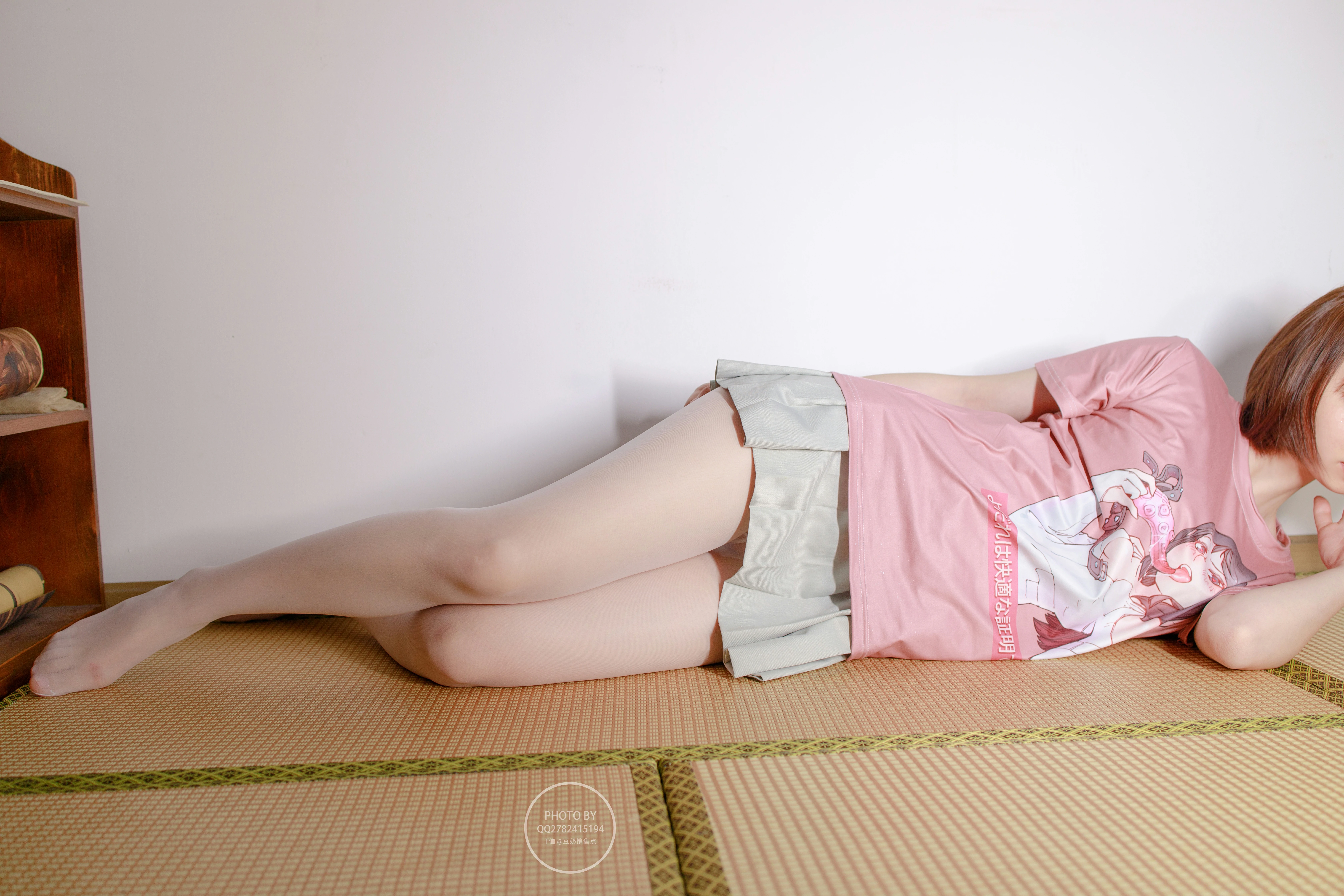 [森萝财团]無料004 凉席上的清纯少女 粉色短袖与灰色短裙加肉丝美腿性感私房写真集,
