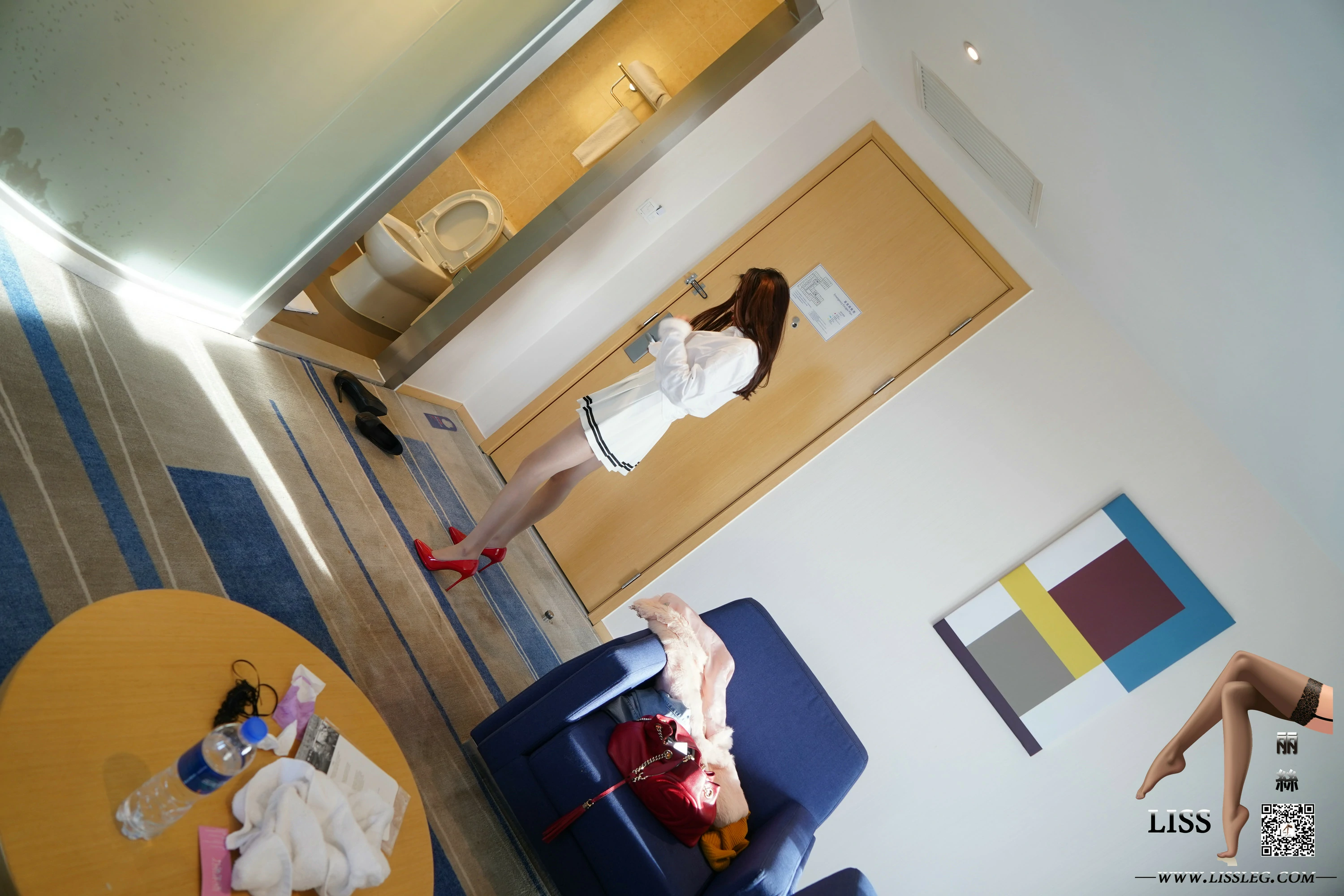 [LISS丽丝映像]NO.003 韩小姐 白色衬衫与短裙加肉丝美腿性感私房写真集,