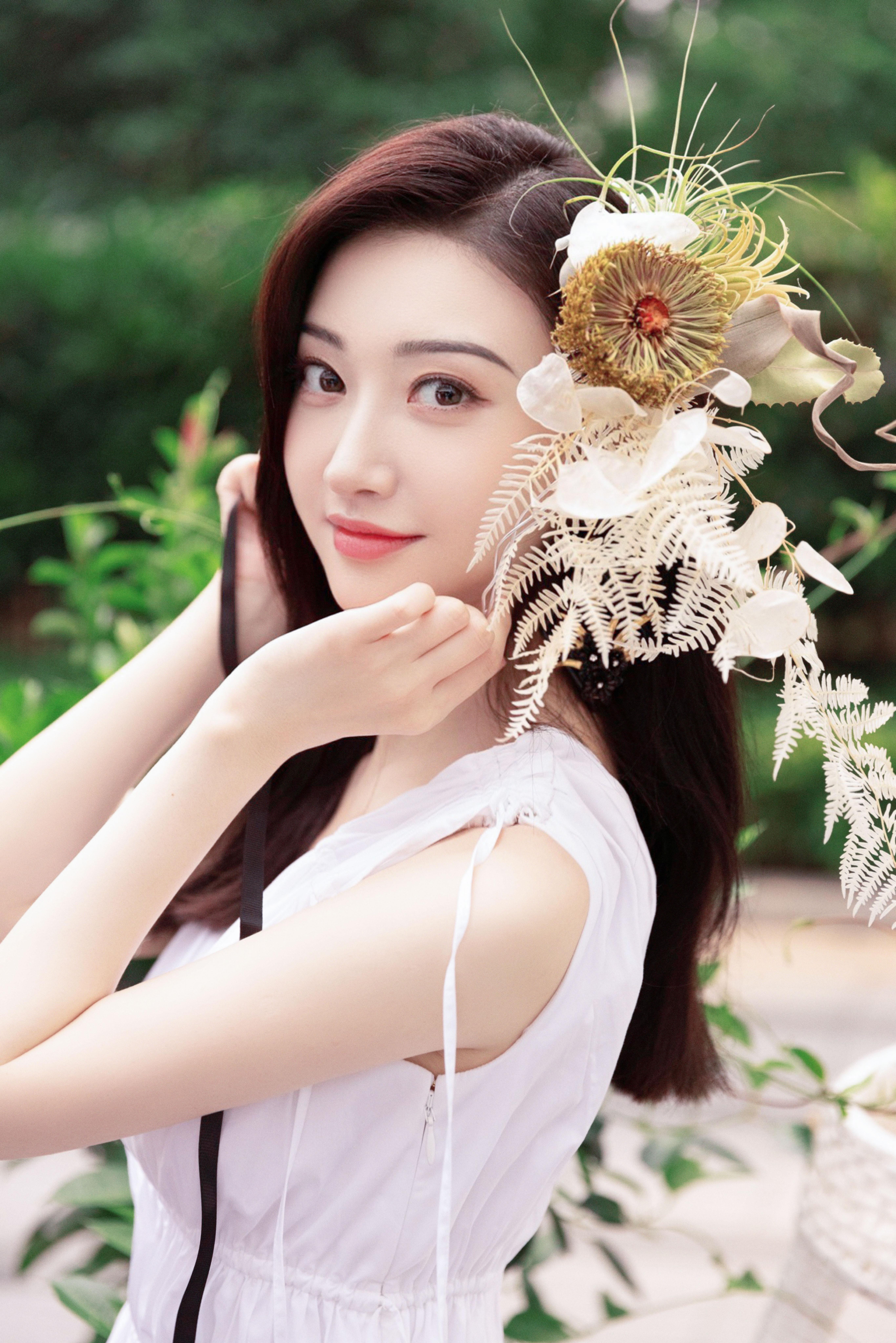 景甜花园写真夏日氛围满满 白色连衣裙清新眼神纯净,