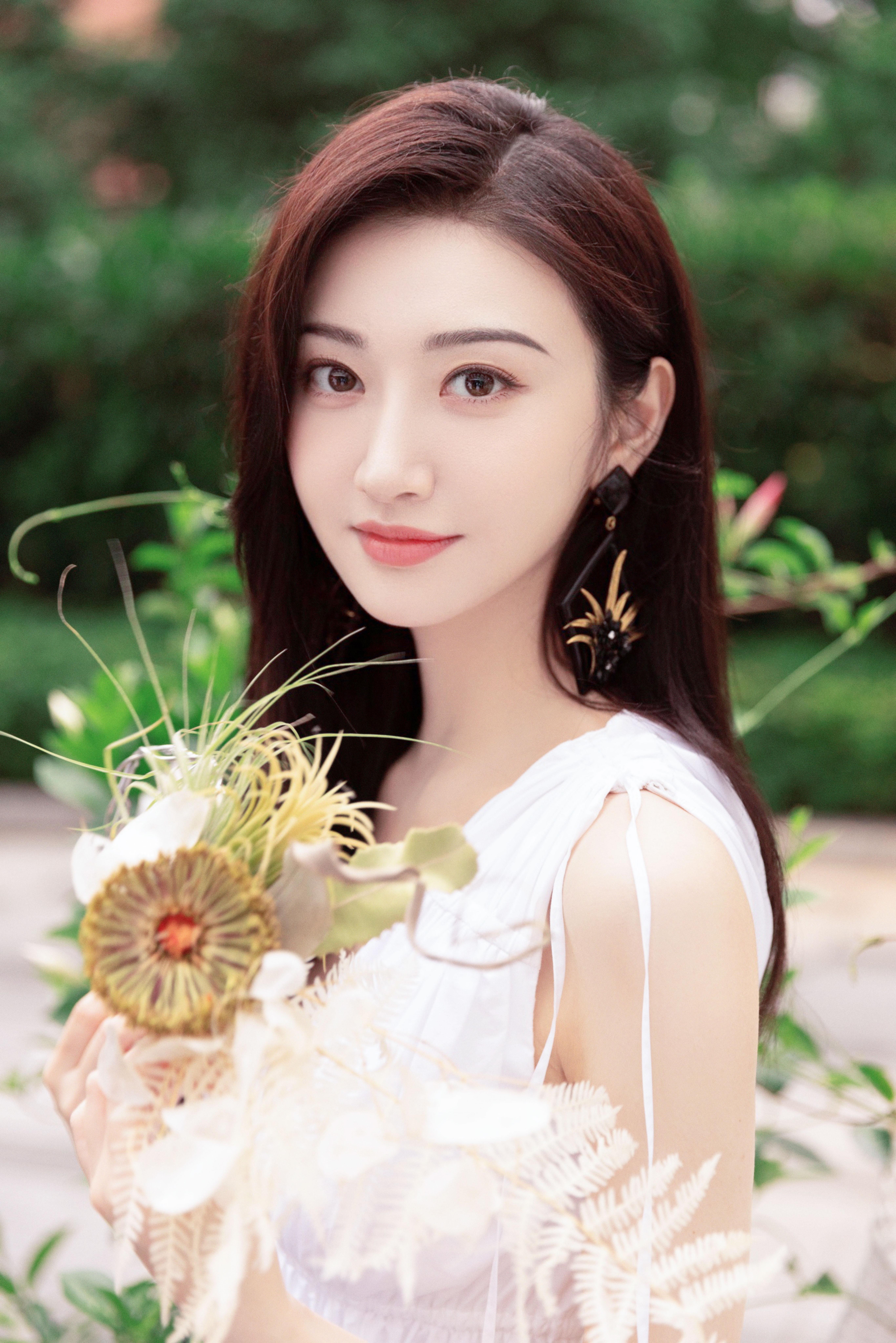 景甜花园写真夏日氛围满满 白色连衣裙清新眼神纯净,