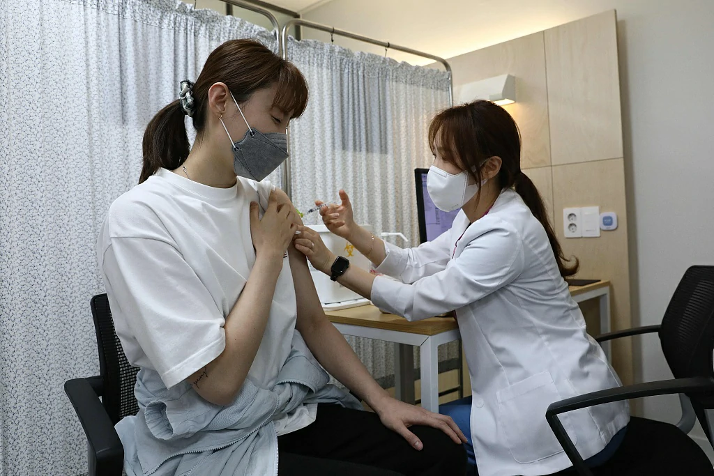 资料图：韩国民众接种新冠疫苗