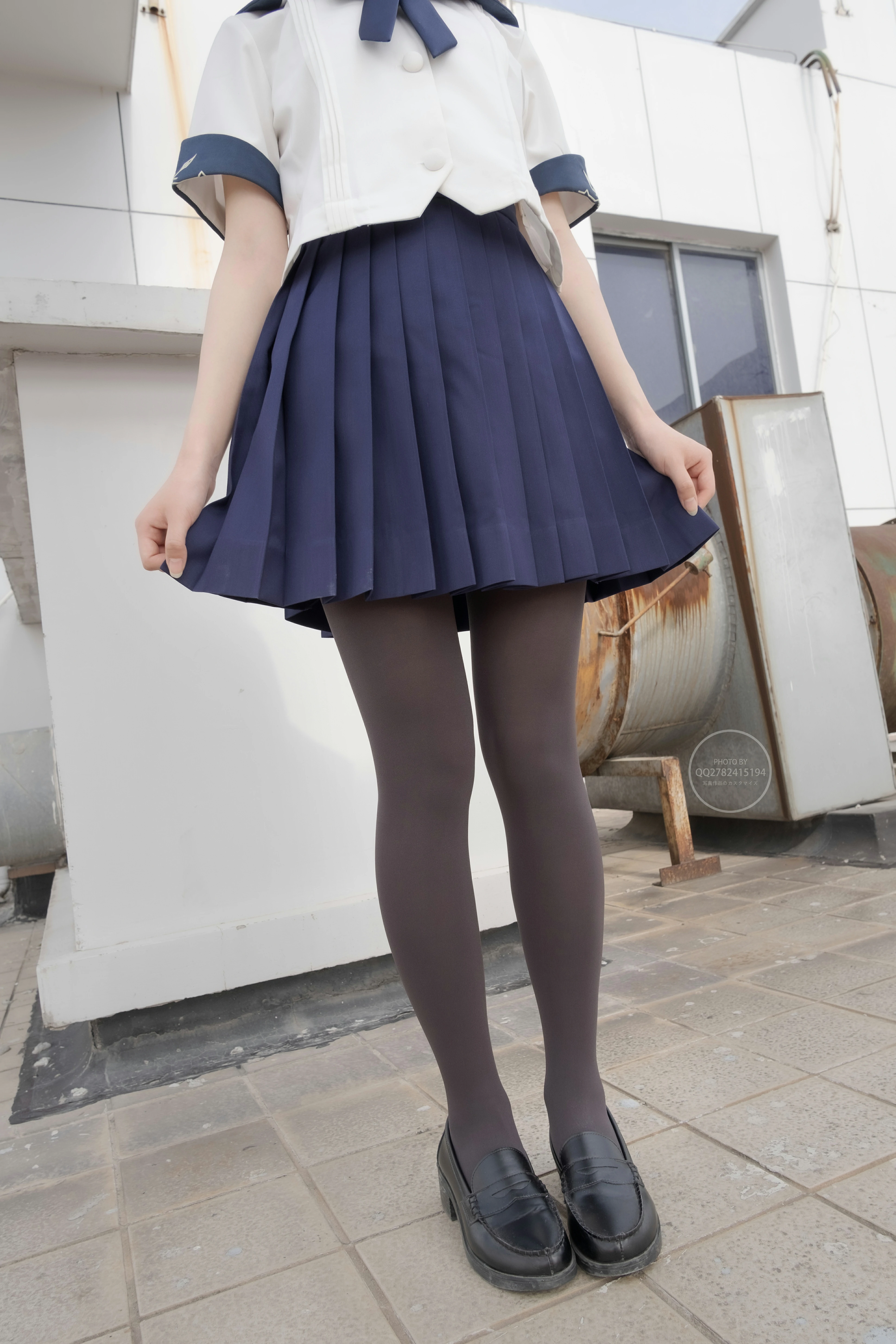 [森萝财团]有料NO.039 清纯萝莉小学妹 白色JK制服与蓝色短裙加黑丝美腿私房写真集,