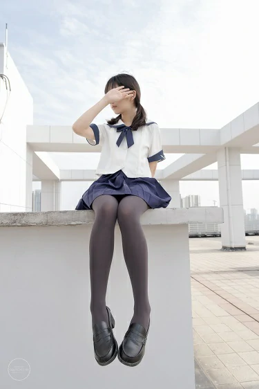 [森萝财团]有料NO.039 清纯萝莉小学妹 白色JK制服与蓝色短裙加黑丝美腿私房写真