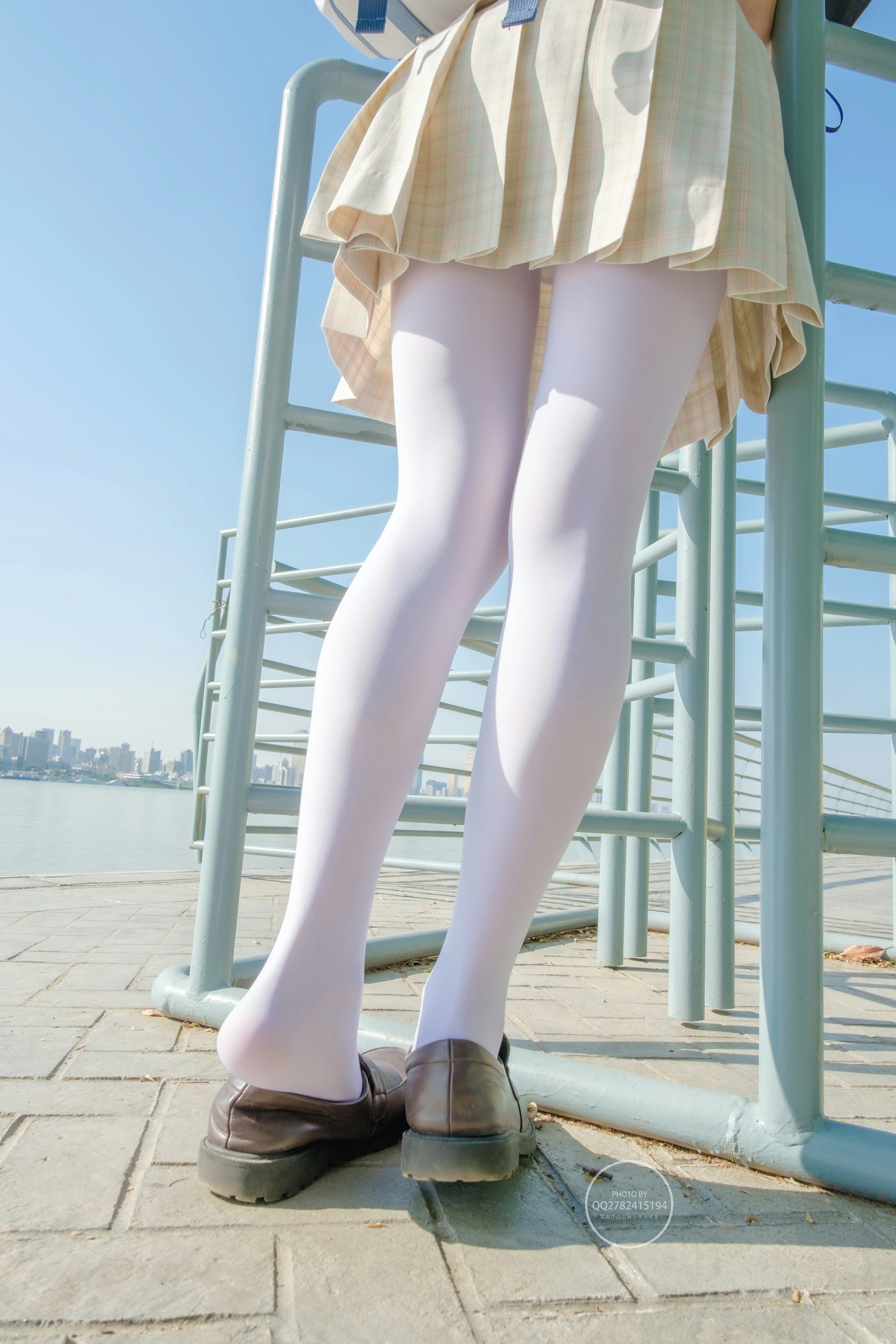 [森萝财团]有料NO.040 清纯萝莉小学妹 白色JK制服与米色短裙加白色丝袜美腿私房写真集,