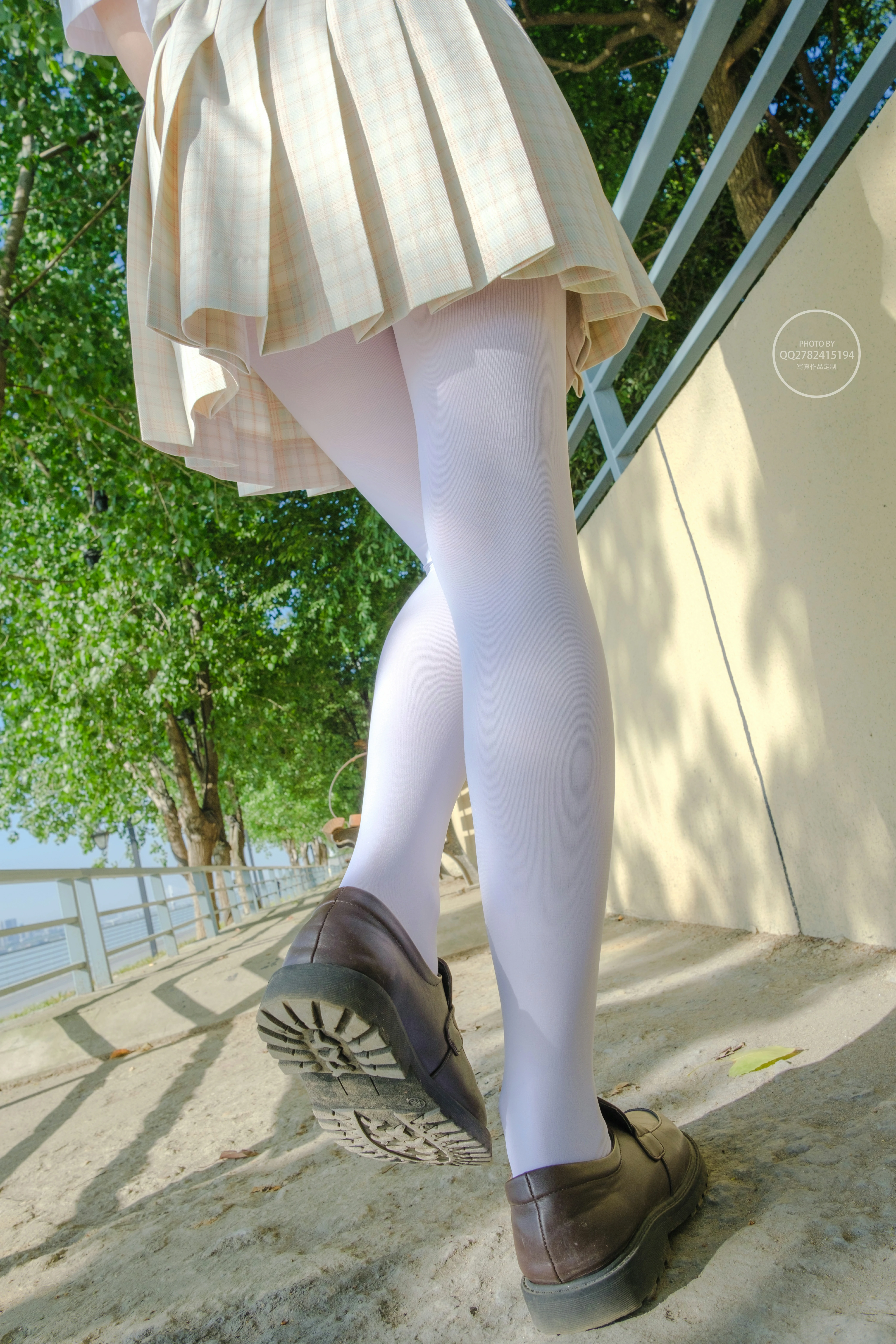 [森萝财团]有料NO.040 清纯萝莉小学妹 白色JK制服与米色短裙加白色丝袜美腿私房写真集,
