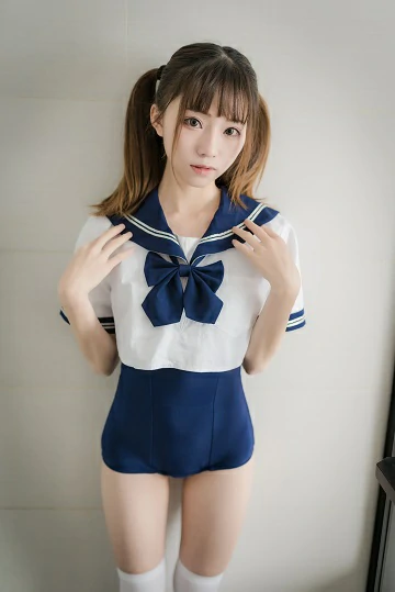 清纯萝莉小学妹 绮太郎Kitaro 白色JK制服与蓝色连体泳装加白色丝袜美腿私房写