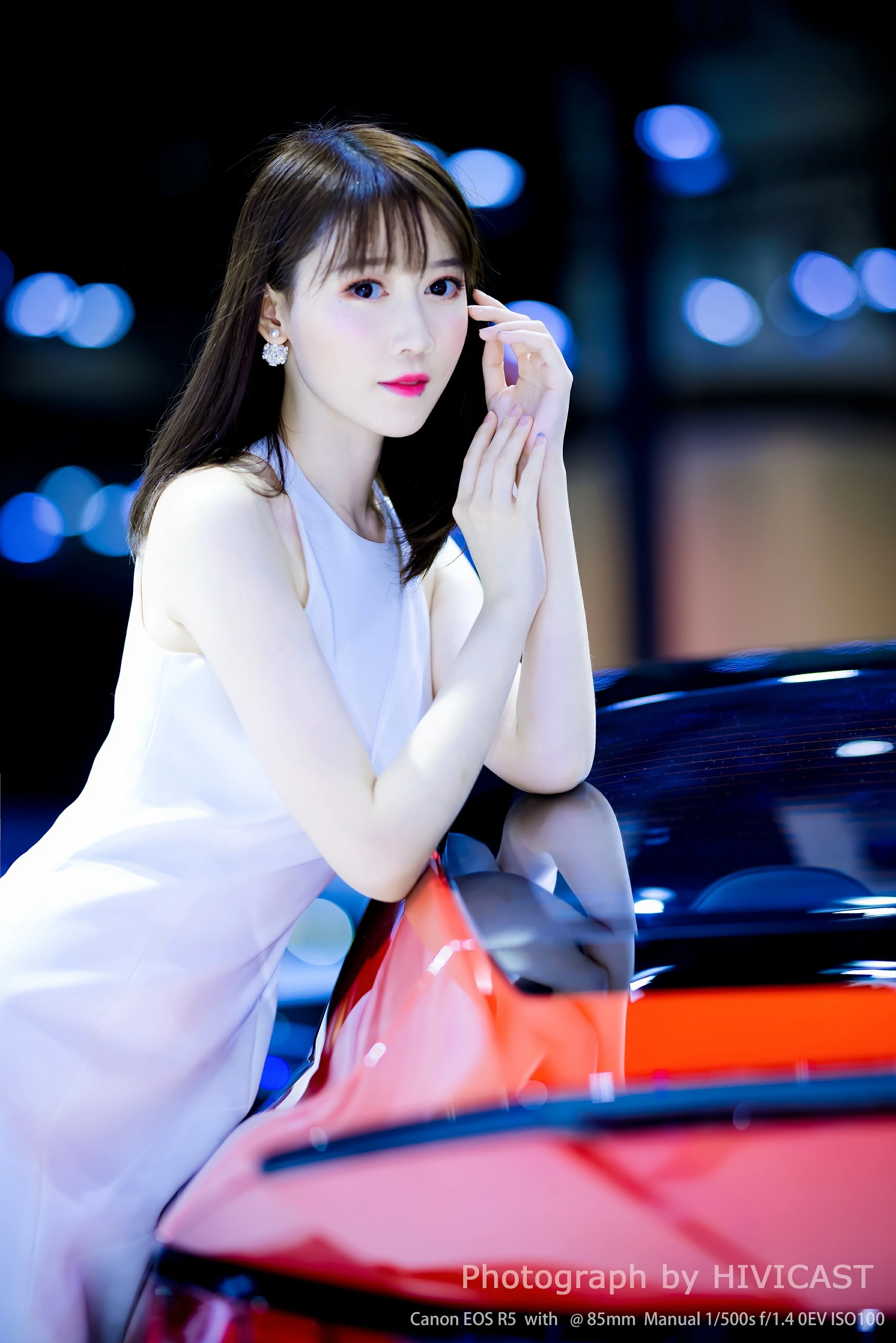 2020广州车展 北京现代联合展台 出镜：小张哥 ​​​​白色连身礼裙优雅大方,