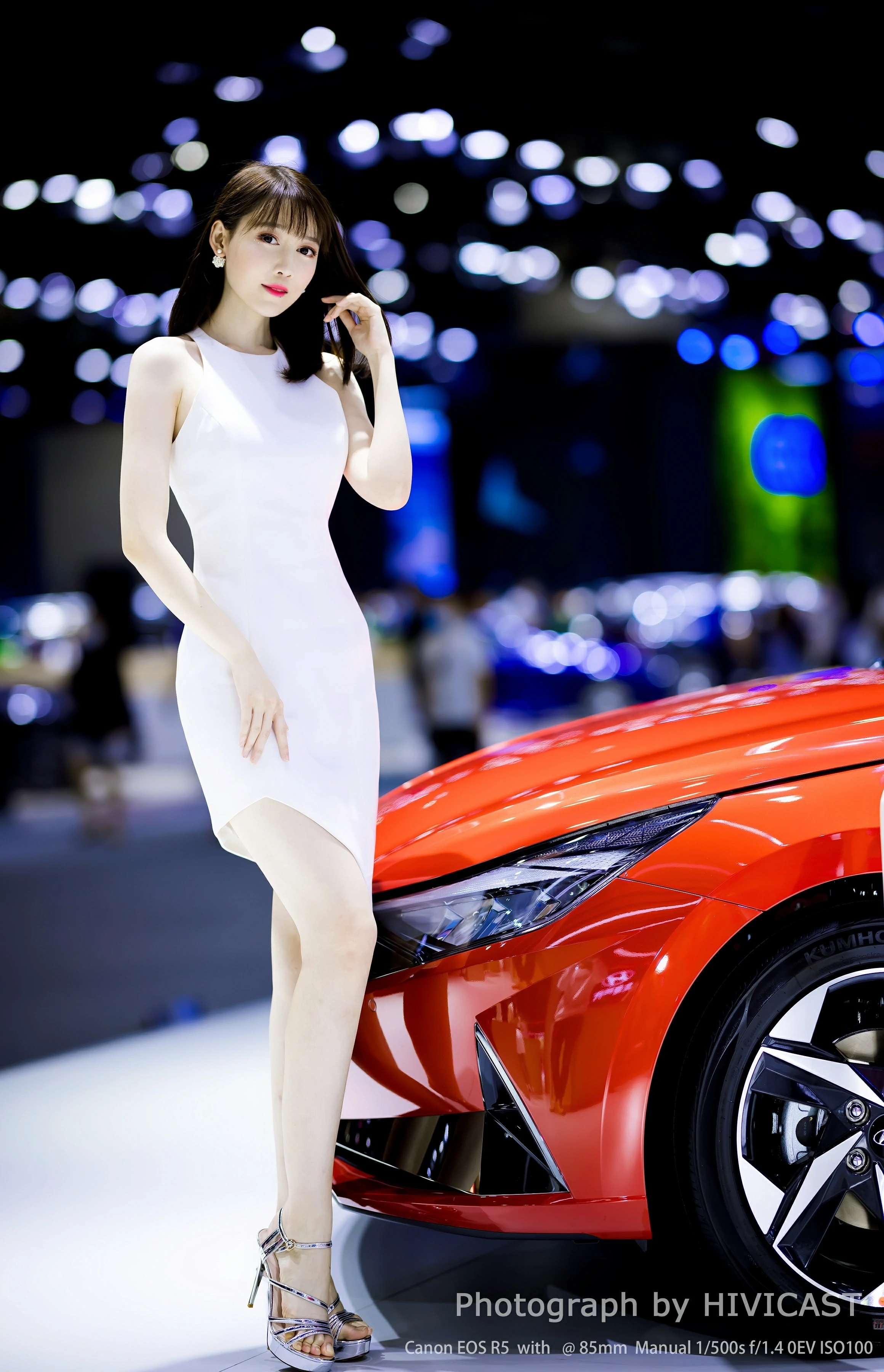 2020广州车展 北京现代联合展台 出镜：小张哥 ​​​​白色连身礼裙优雅大方,