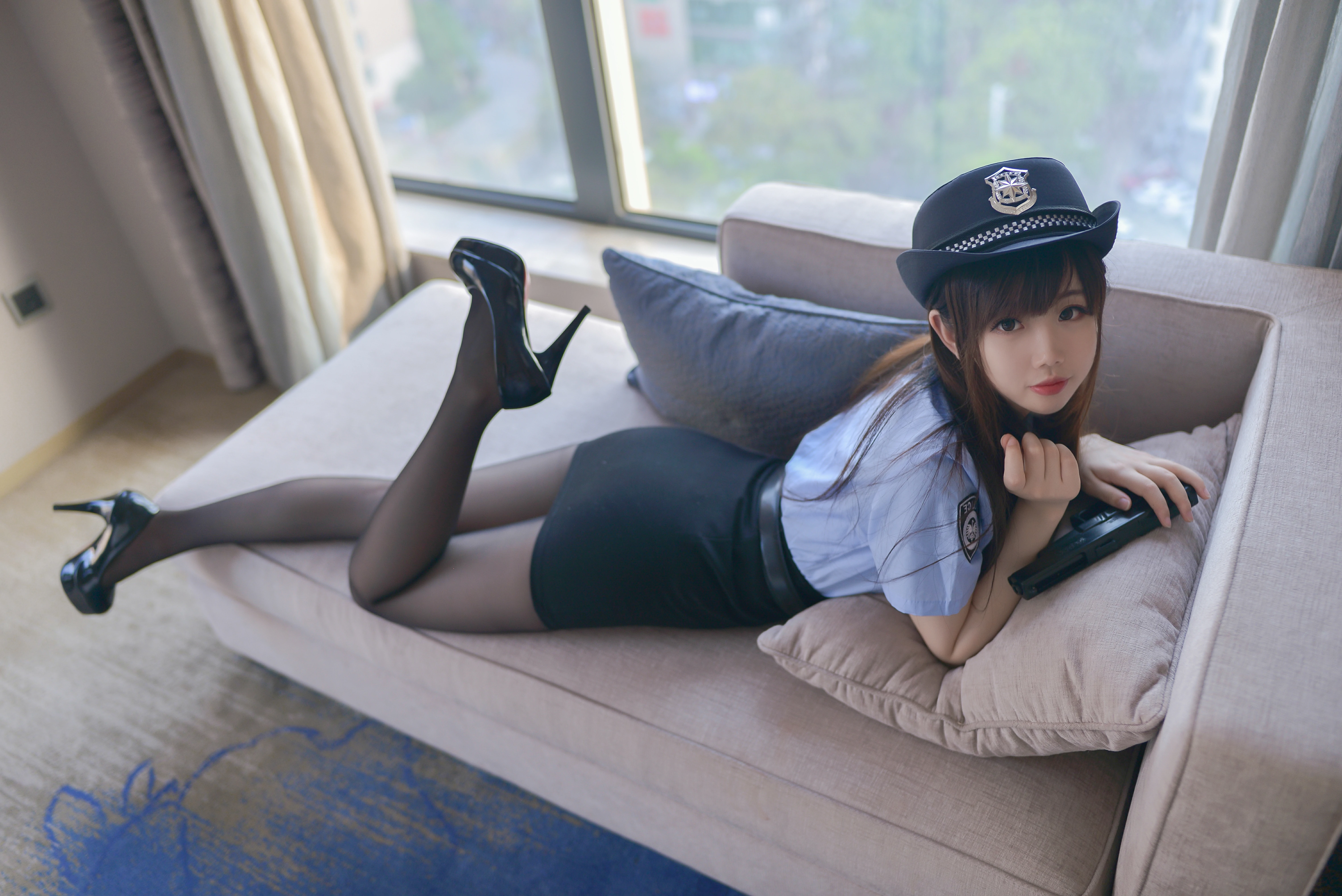 性感女警官 雪琪SAMA 紧身制服与短裙加黑丝美腿私房写真集,