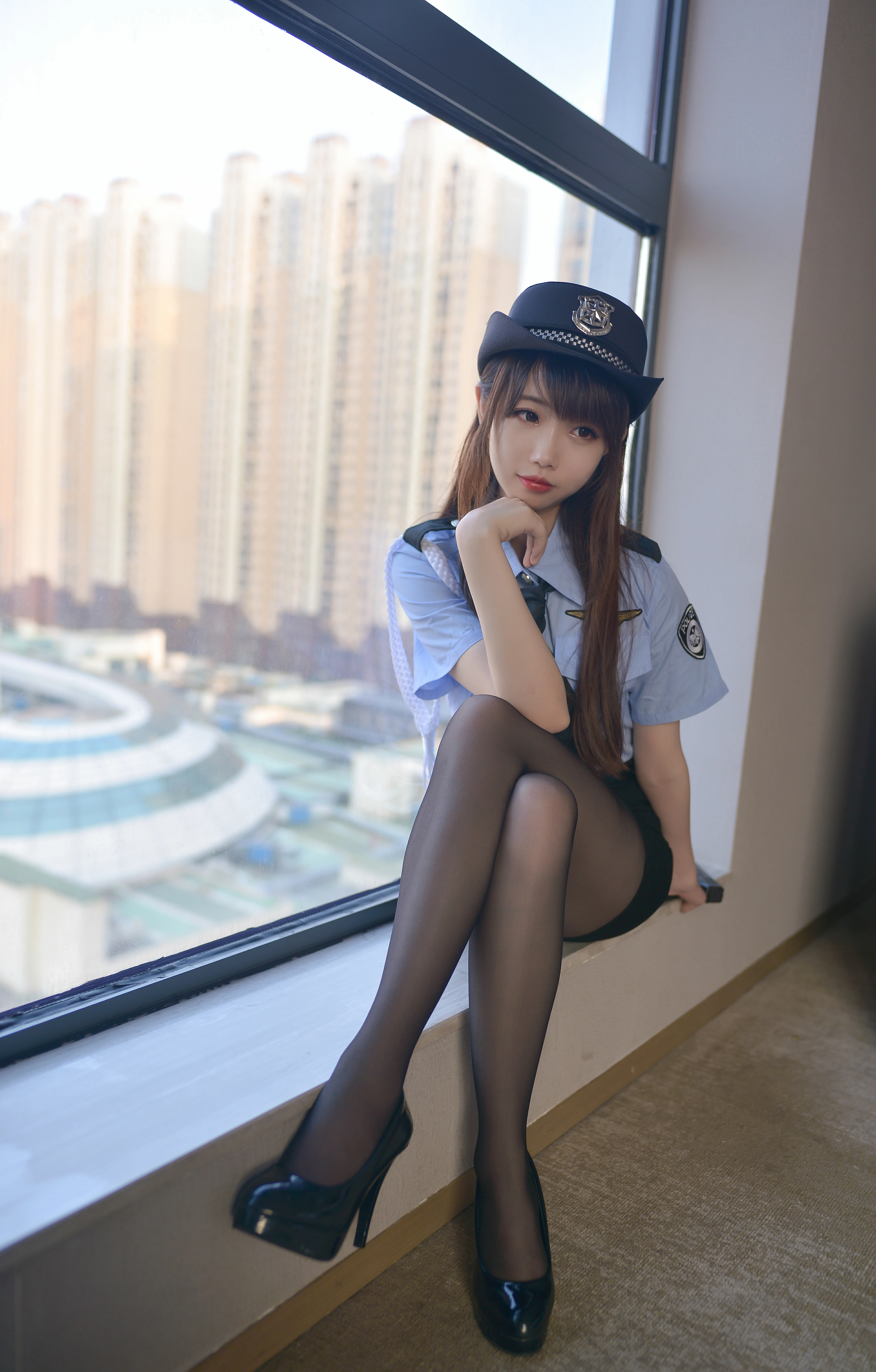 性感女警官 雪琪SAMA 紧身制服与短裙加黑丝美腿私房写真集,