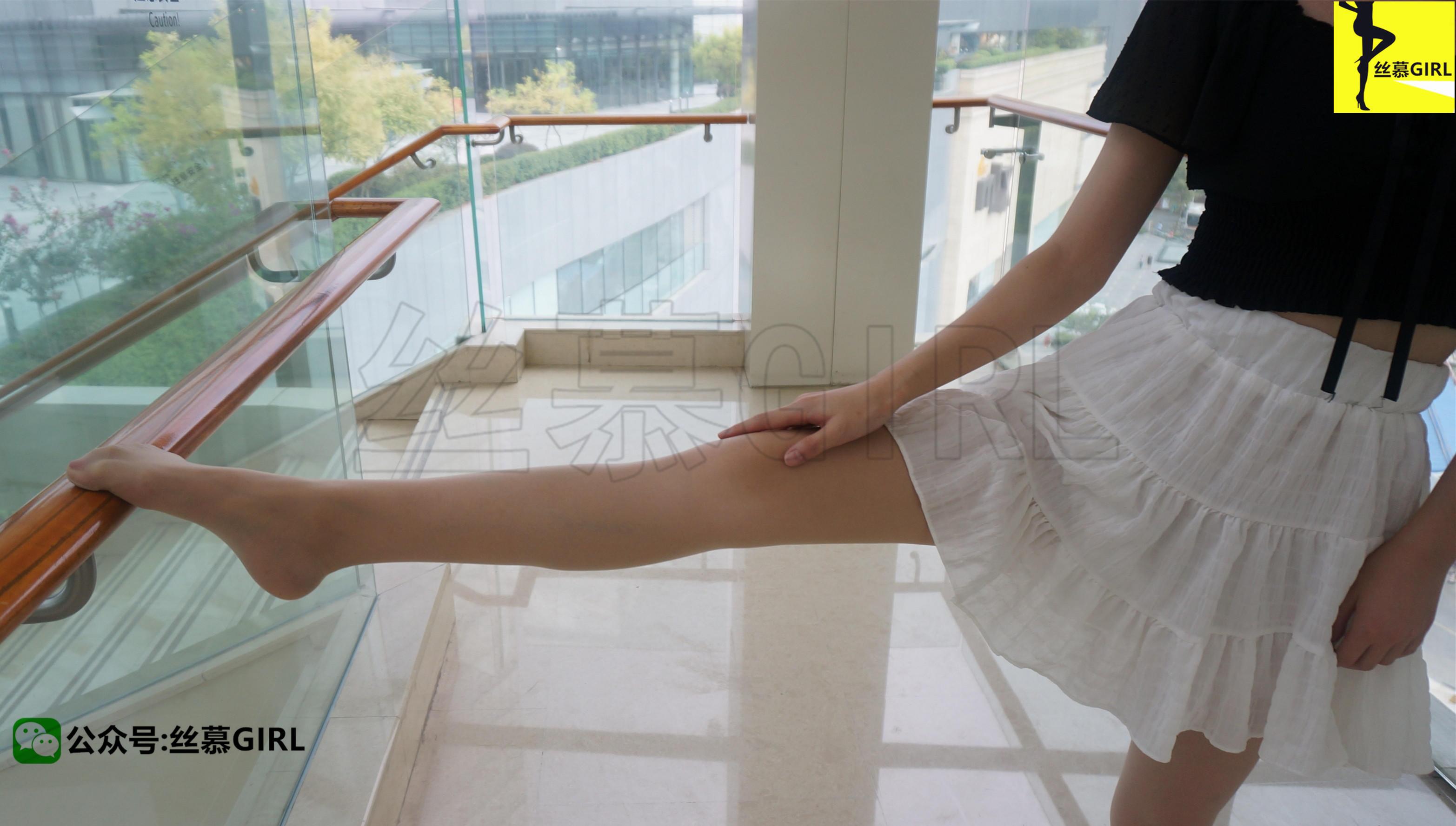 [丝慕GIRL]NO.002 《少女丝心》 秋秋 黑色透视短袖与白色短裙加肉丝美腿性感写真,