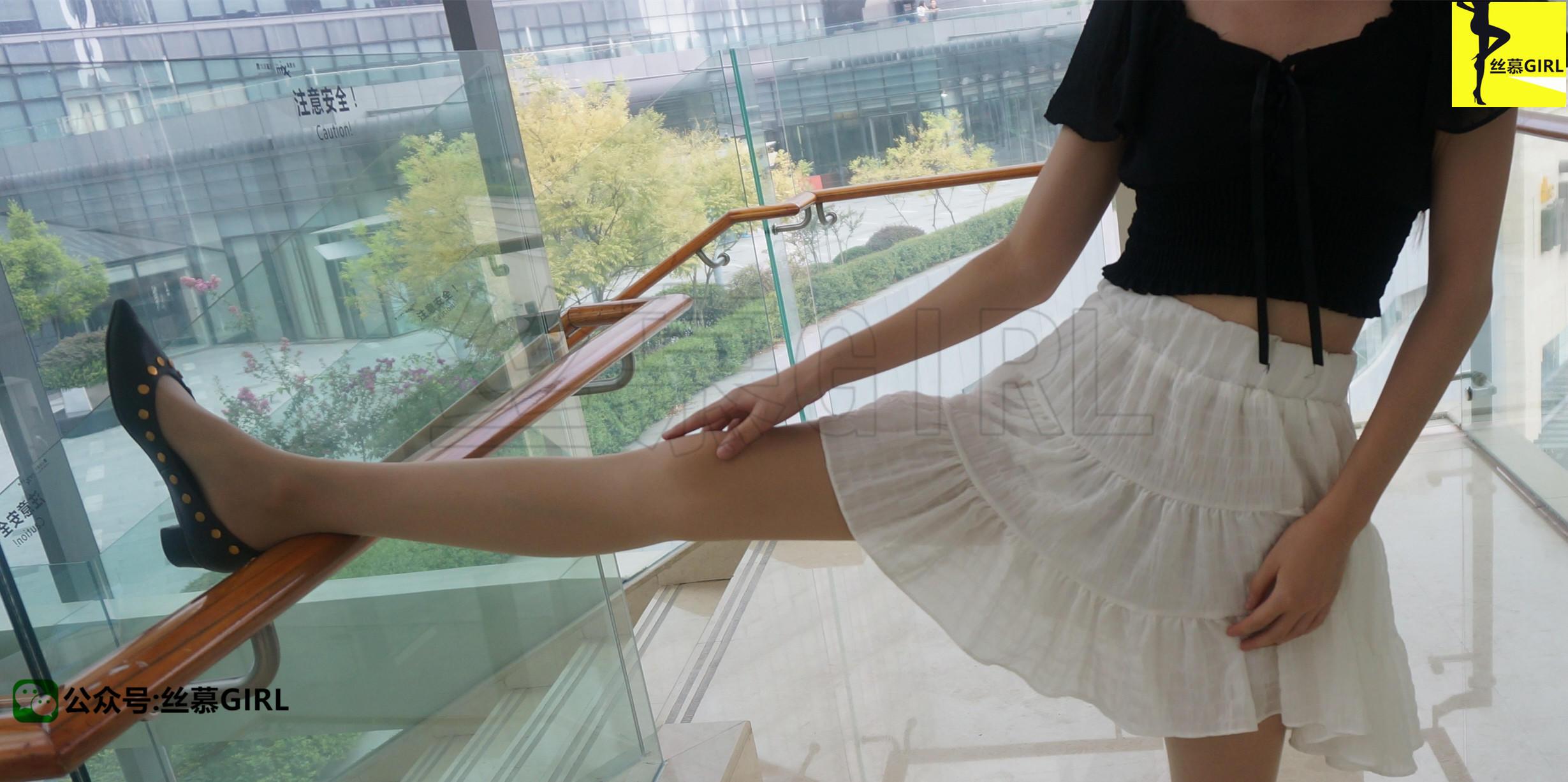 [丝慕GIRL]NO.002 《少女丝心》 秋秋 黑色透视短袖与白色短裙加肉丝美腿性感写真,