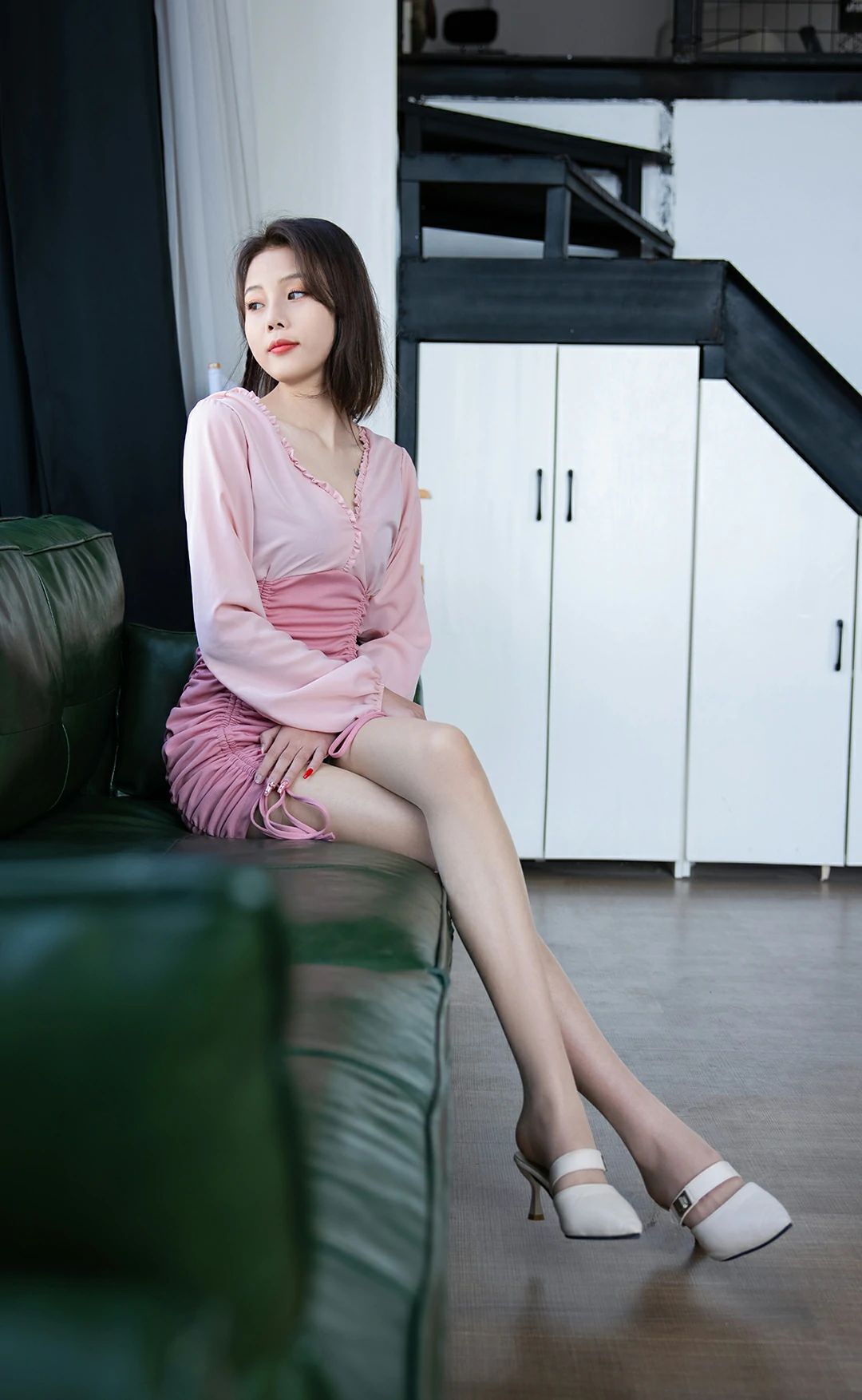 [SHENSHI绅士]SS001 佩佩 粉色衬衫与短裙加肉丝美腿性感私房写真集,