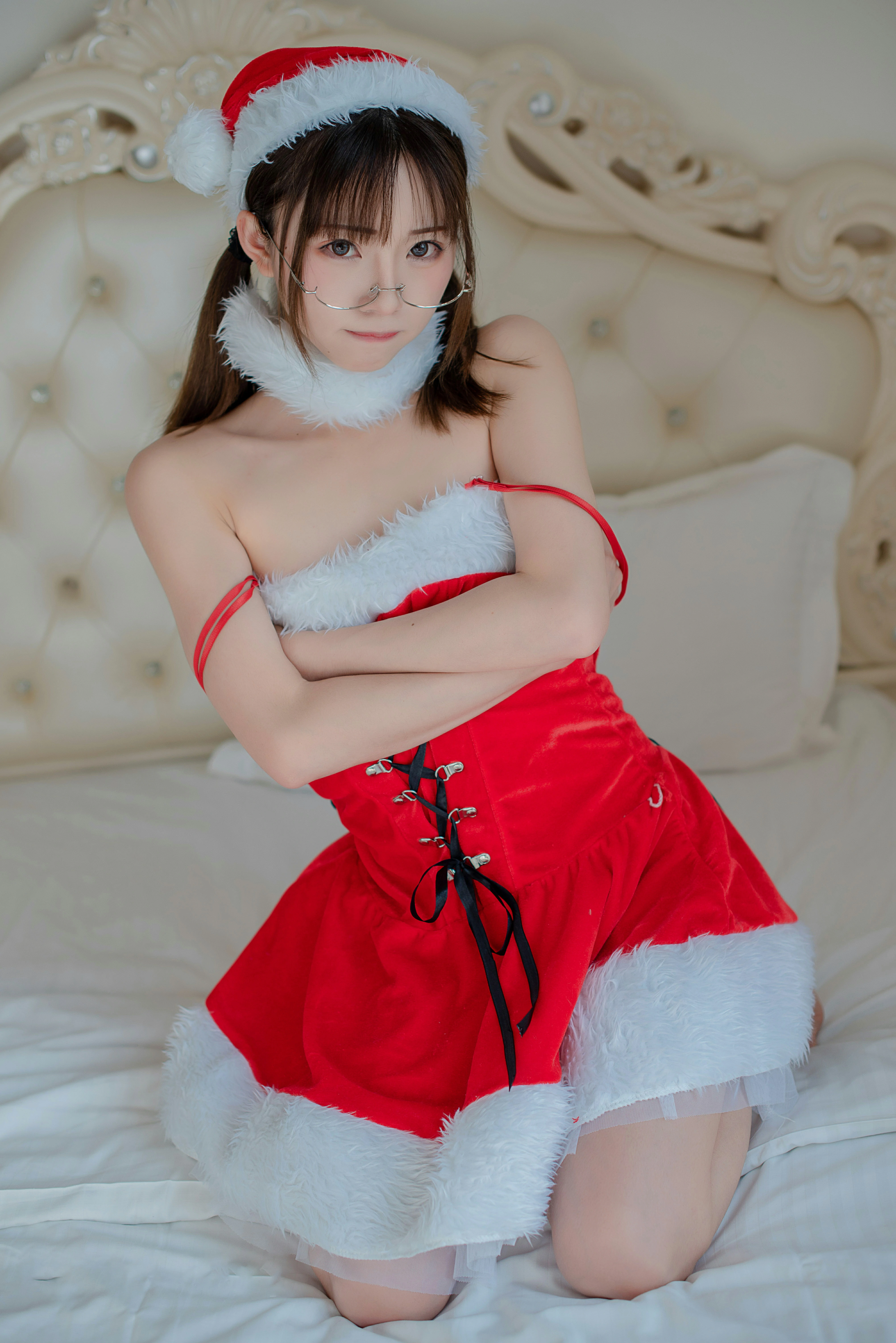 圣诞节 清纯少女 绮太郎Kitaro 红色圣诞女郎制服裙加白色丝袜美腿私房写真,