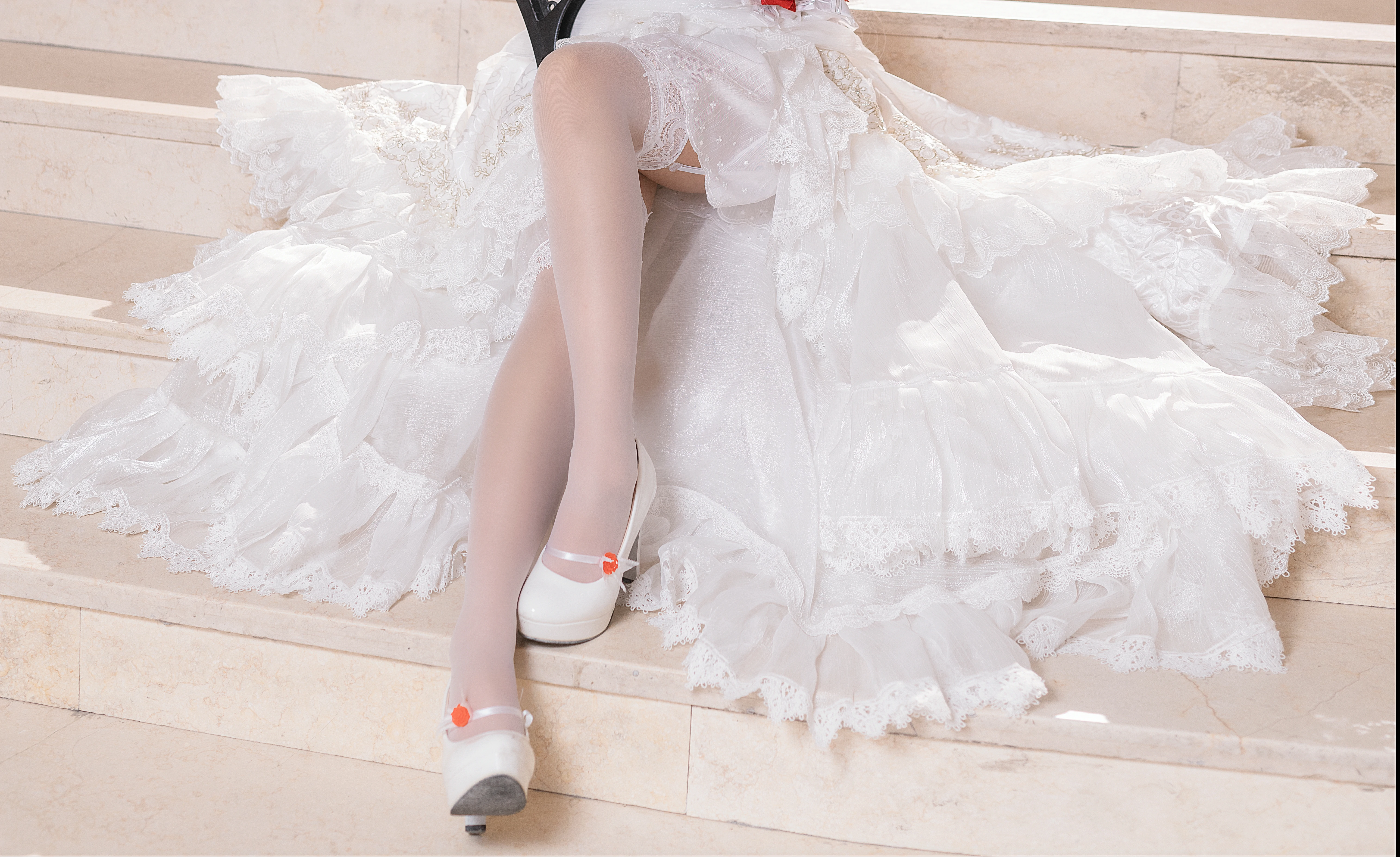 丰满花嫁少女 三度_69 白色抹胸婚纱加白色丝袜美腿性感私房写真,